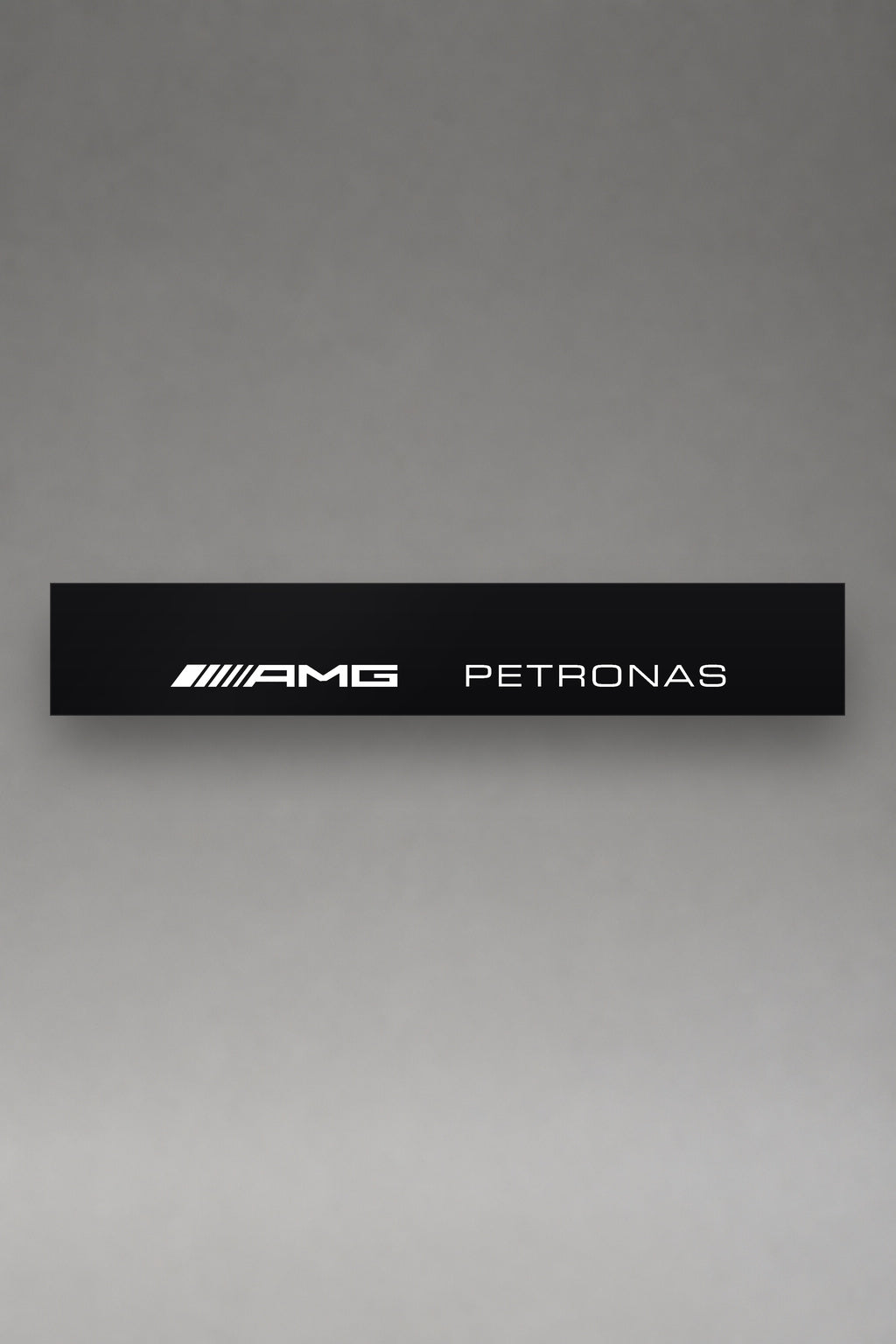 Parasol de vinilo Mercedes-AMG Petronas negro con AMG y PETRONAS troquelados, la tira entera de 150 x 25 cm vista de frente, de MOA-Grafics.