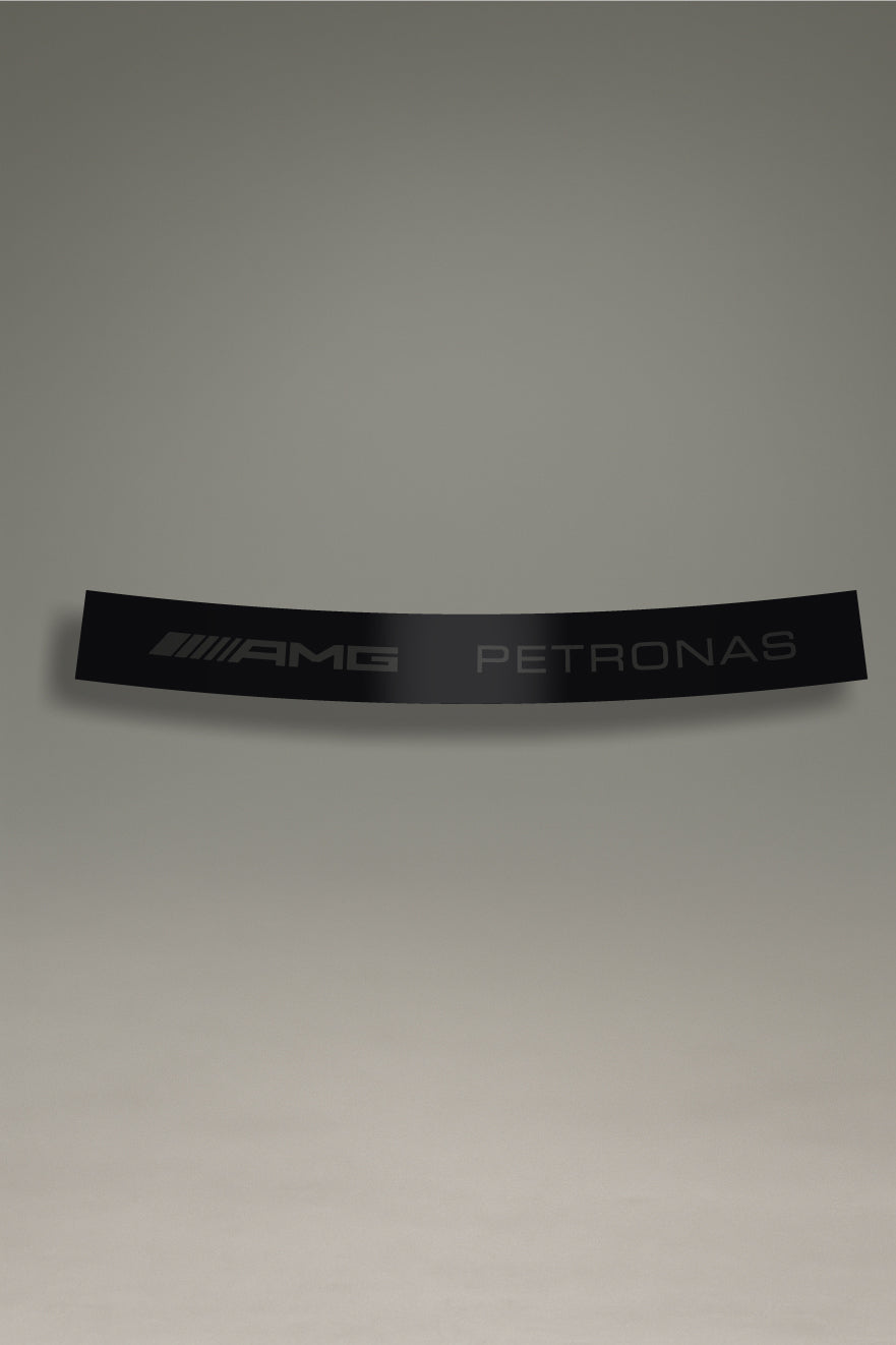 Parasol de vinilo negro con el logotipo de AMG Petronas recortado (transparente). Un accesorio de MOA-Grafics para crear un efecto visual único en el parabrisas.