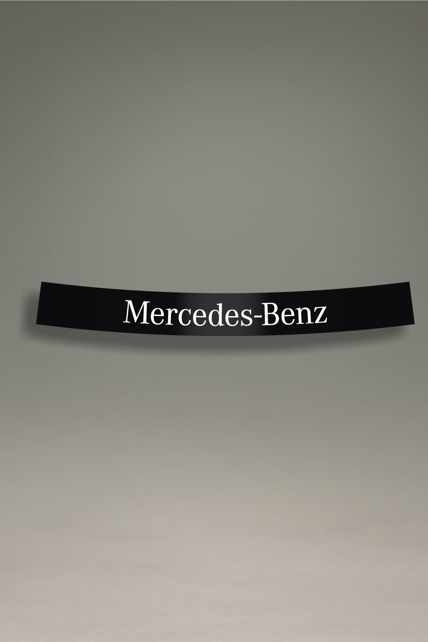 Parasol de vinilo negro con el logotipo clásico de Mercedes-Benz en blanco. Un accesorio de MOA-Grafics para personalizar y proteger tu vehículo con un estilo elegante.