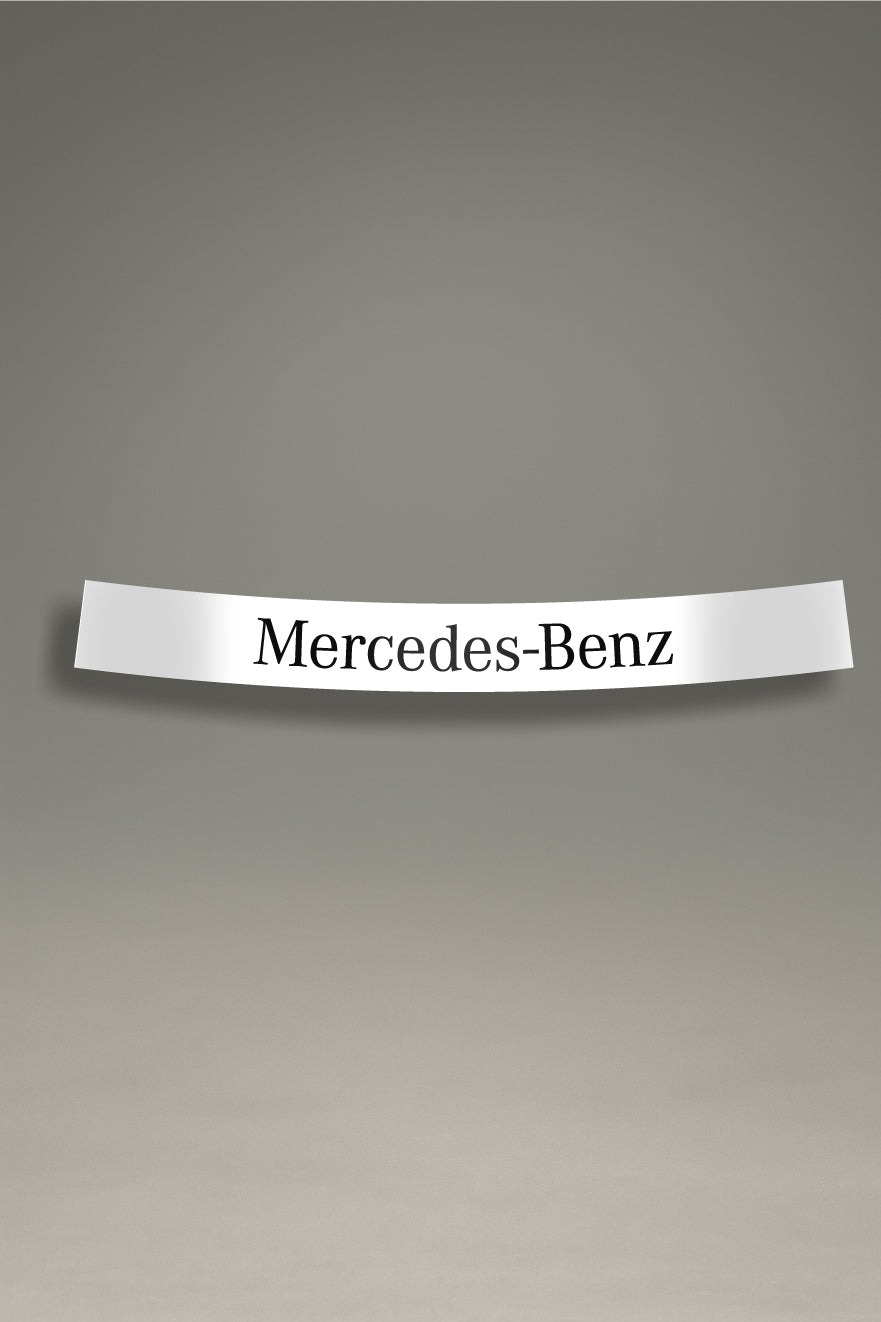 Parasol de vinilo blanco con el logotipo clásico de Mercedes-Benz en negro. Un accesorio de estilo premium de MOA-Grafics para proteger el interior de tu coche del sol.