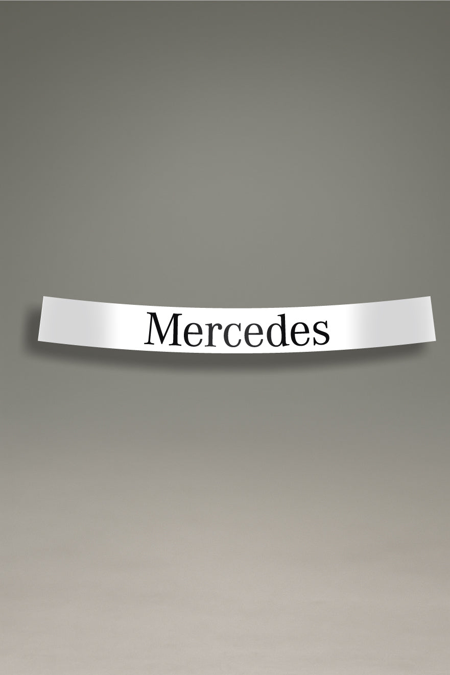 Parasol de vinilo blanco con el logotipo clásico de Mercedes en negro. Un accesorio de estilo premium de MOA-Grafics para proteger el interior de tu coche del sol.