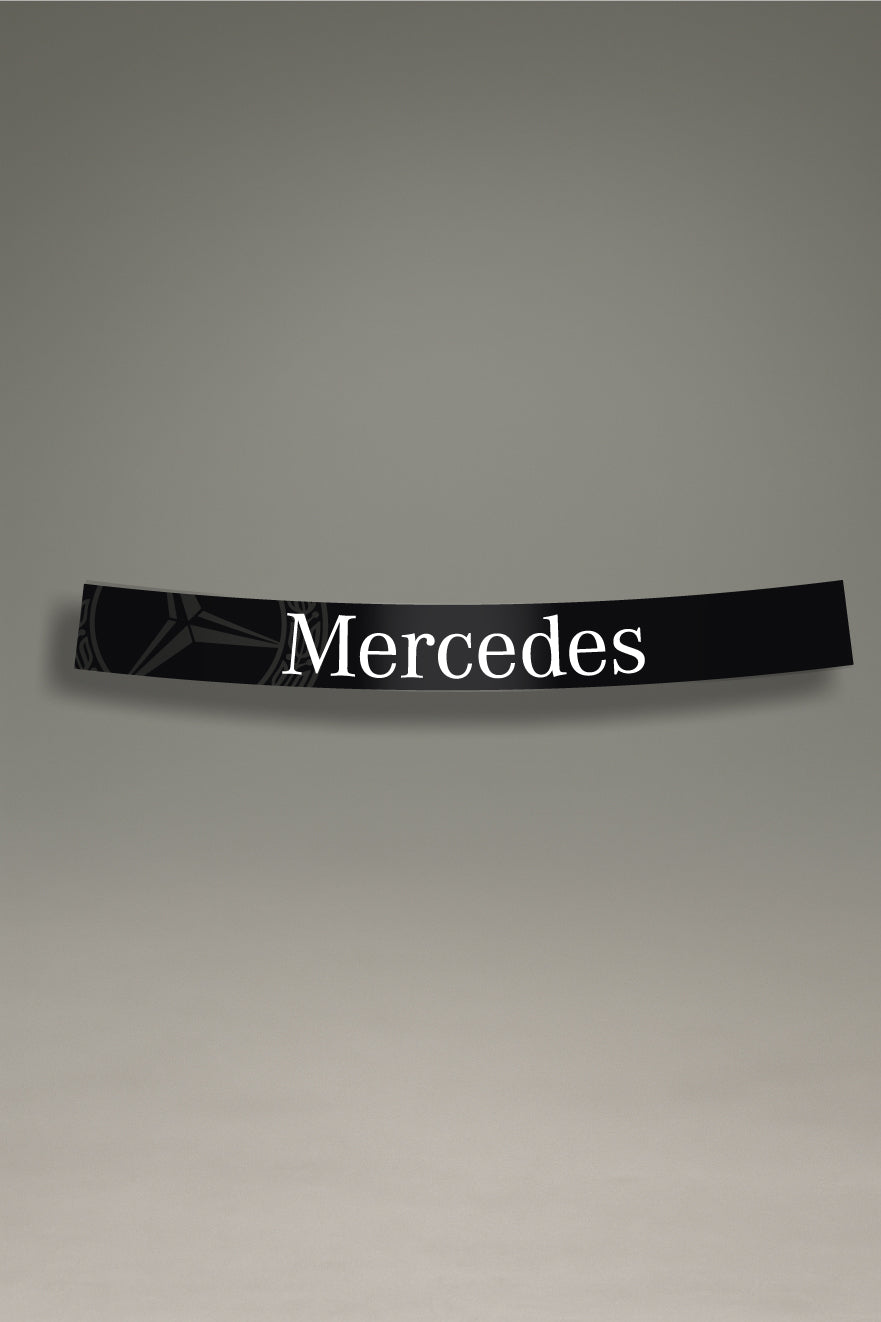Parasol de vinilo negro con el logotipo de Mercedes y el emblema de la estrella en blanco. Un accesorio de MOA-Grafics para personalizar y proteger vehículos Mercedes-Benz.