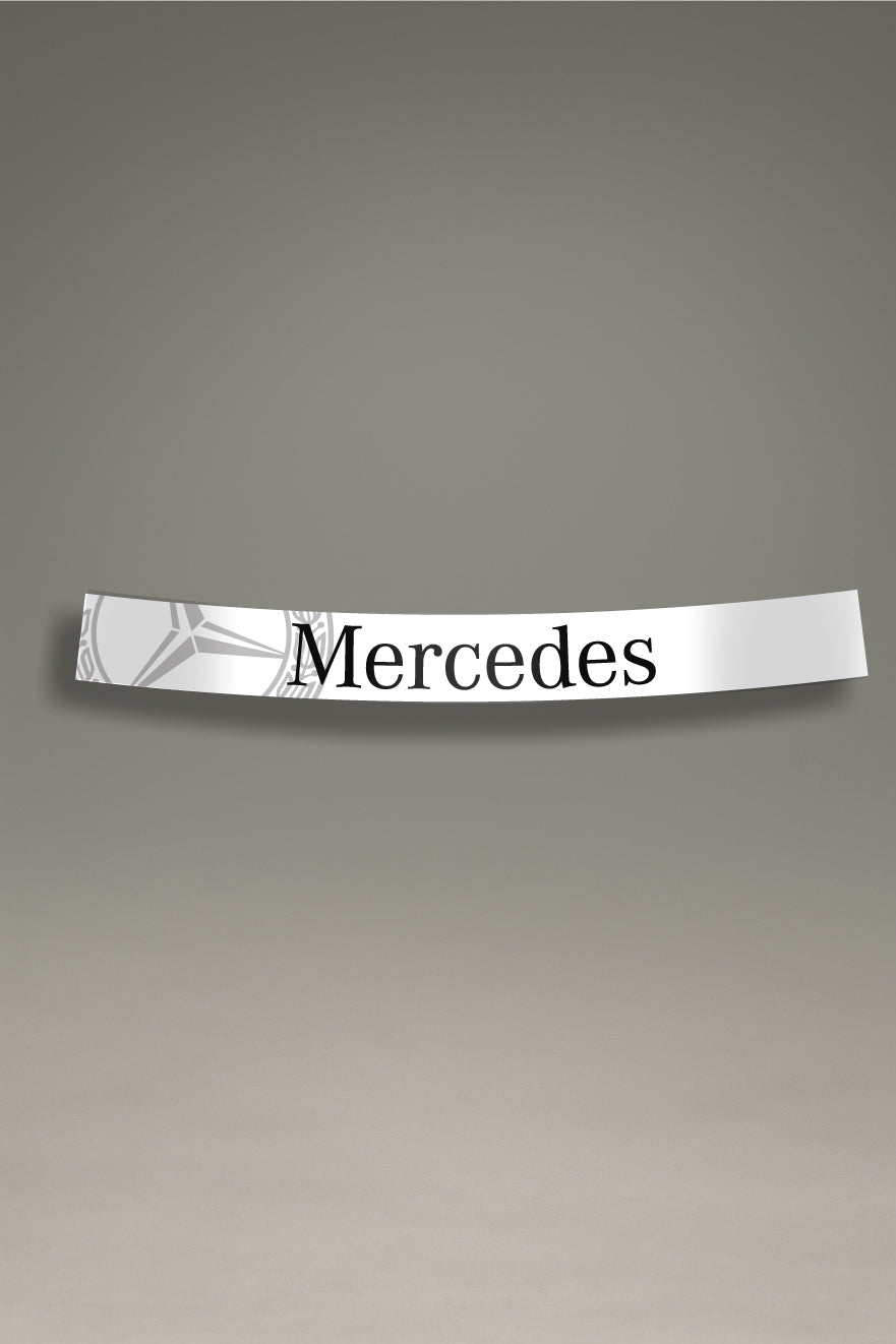 Parasol de vinilo blanco con el logotipo de Mercedes y el emblema de la estrella en negro. Un accesorio de estilo premium de MOA-Grafics para proteger el interior de tu coche.