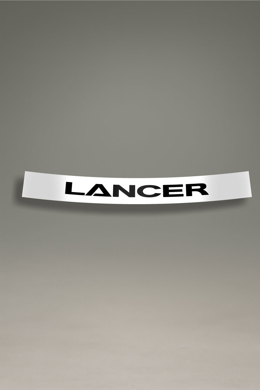 Parasol de vinilo blanco con el logotipo del Mitsubishi Lancer en negro. Un accesorio de MOA-Grafics para personalizar vehículos con un estilo JDM.