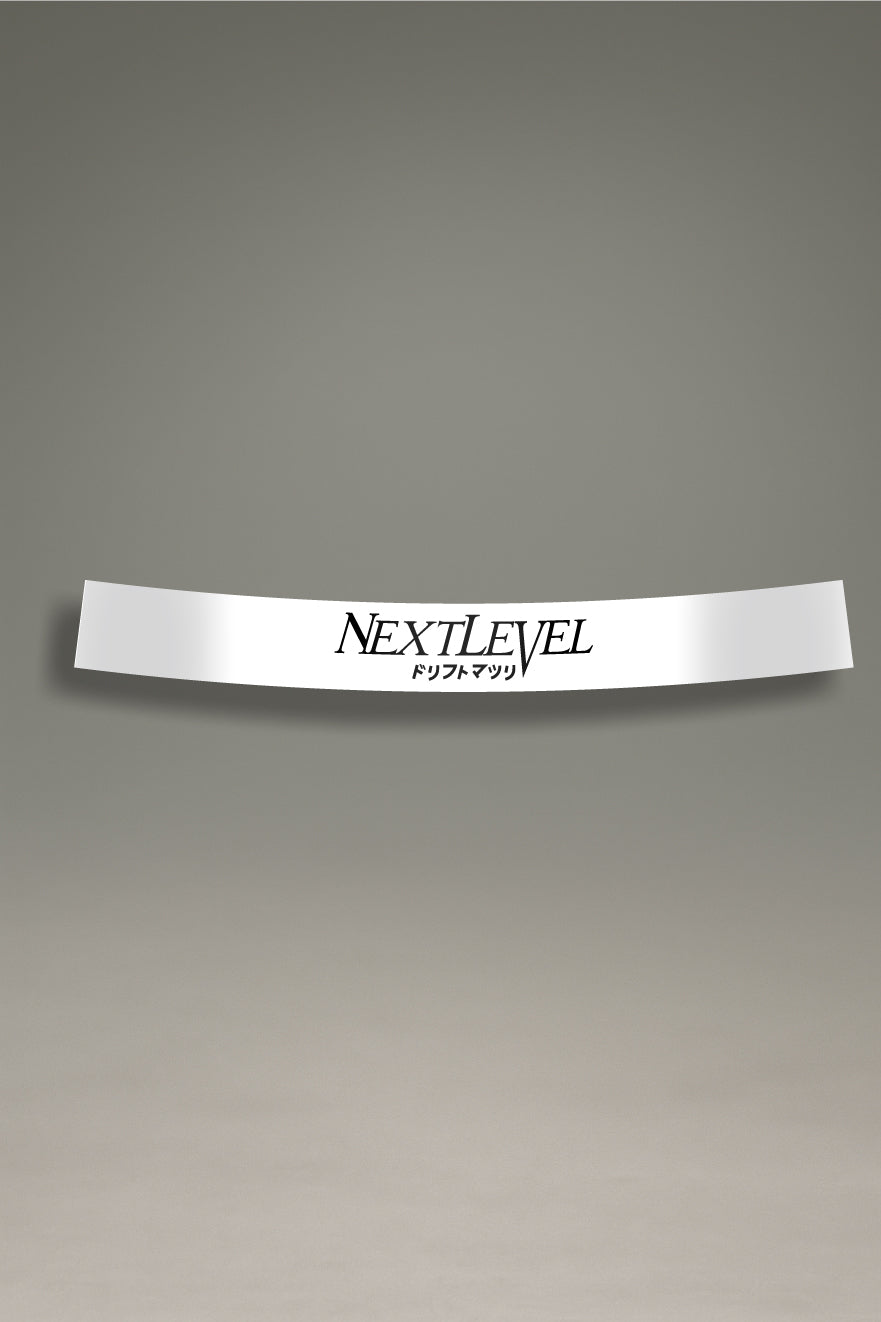 Parasol de vinilo blanco con el logotipo de Next Level Drift en negro y japonés. Un accesorio de MOA-Grafics para proteger tu coche del sol con un estilo de drift.