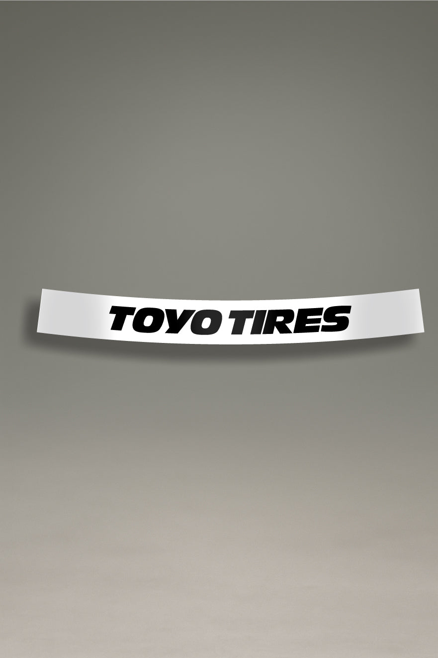 Parasol de vinilo blanco con el logotipo de Toyo Tires en negro. Un accesorio de MOA-Grafics para proteger tu coche del sol con un diseño racing.