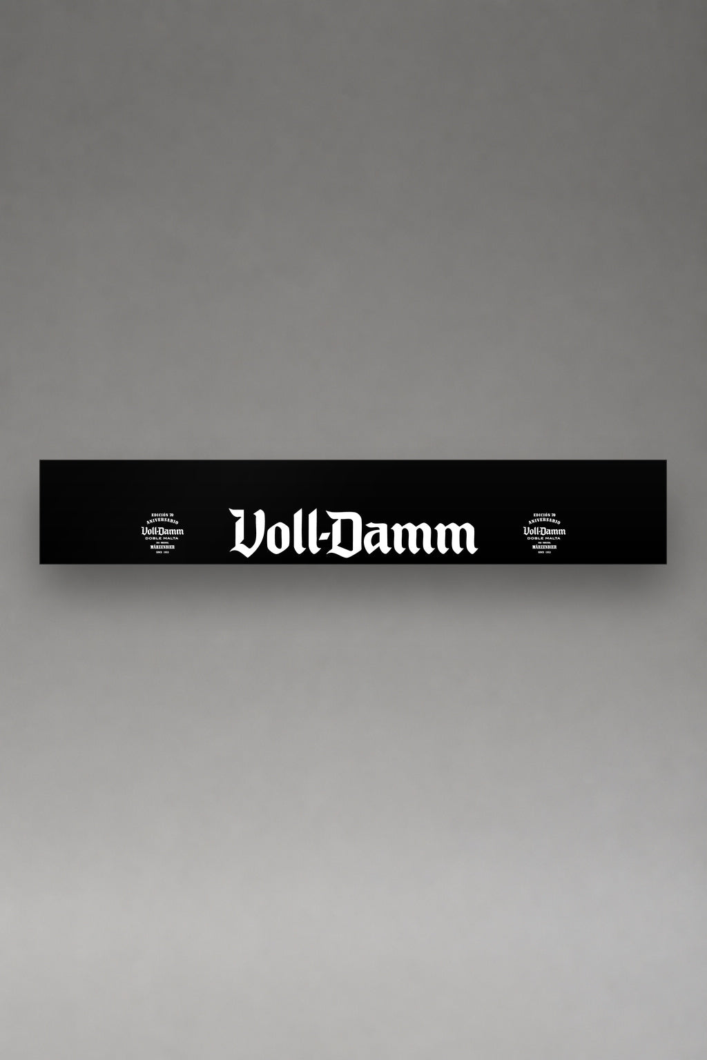 Parasol de vinilo Völl-Damm · Logotipo Deportivo, la tira entera de 150 x 25 cm vista de frente, de MOA-Grafics.