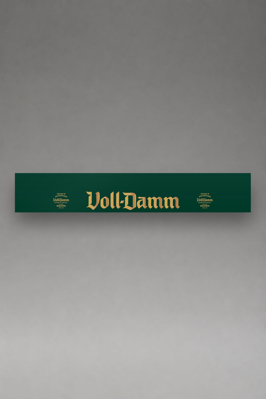 Parasol de vinilo Völl-Damm · Logotipo Deportivo, la tira entera de 150 x 25 cm vista de frente, de MOA-Grafics.
