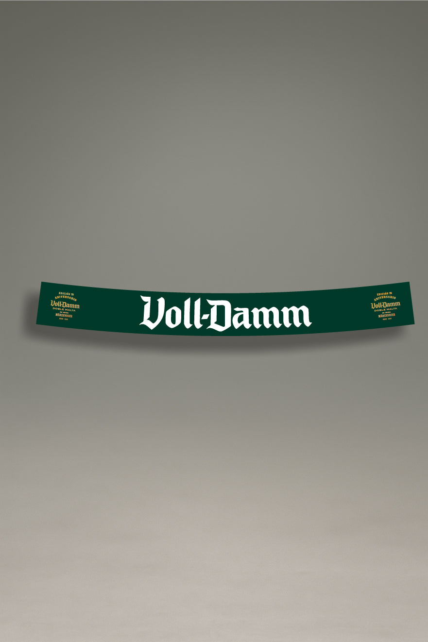 Parasol de vinilo verde con el logotipo premium de Voll-Damm en blanco. Un accesorio de MOA-Grafics para proteger el interior de tu coche con un estilo clásico.