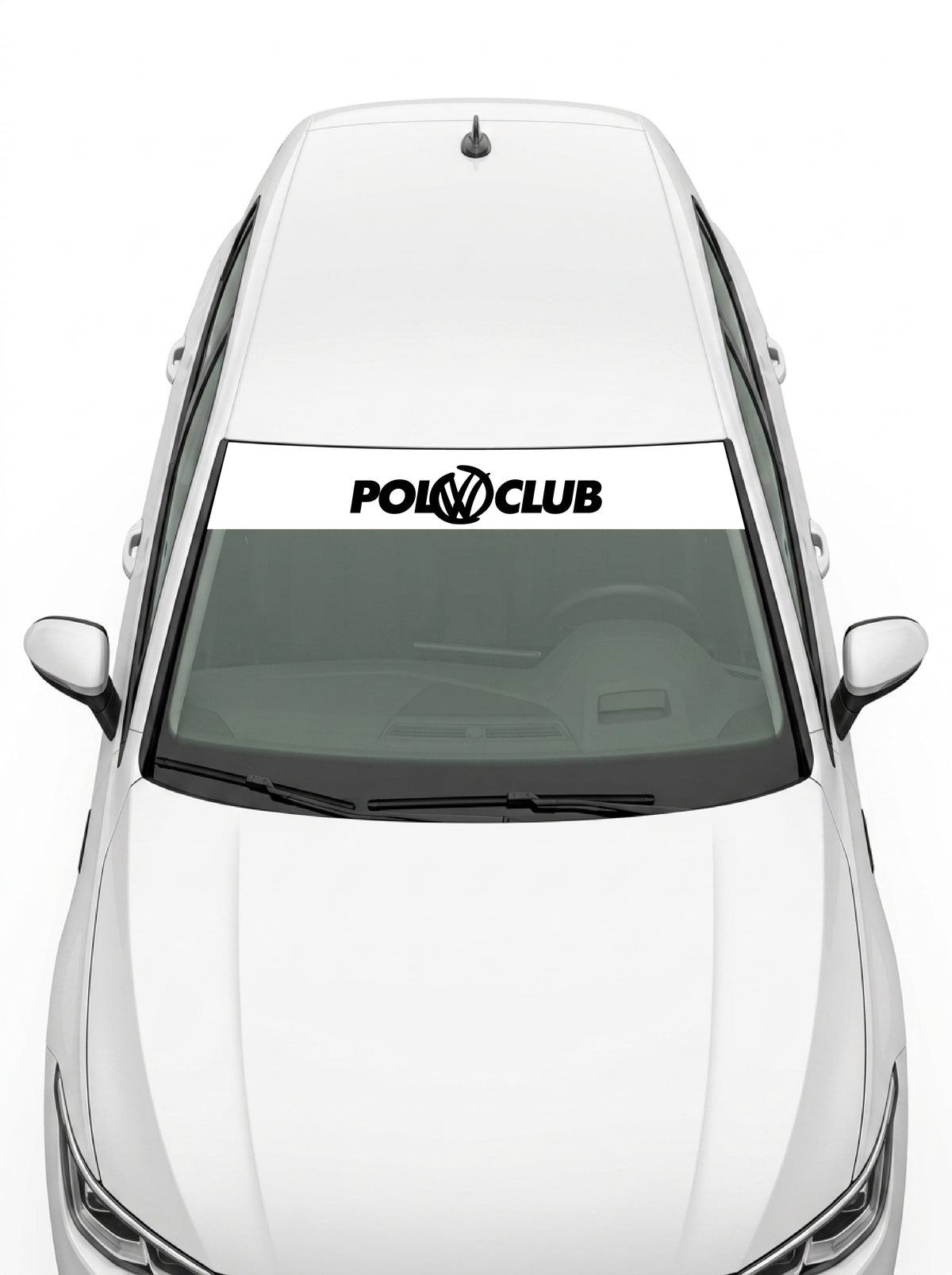 Volkswagen Polo - Inscripcion Polo Club blanco con la inscripción POLO CLUB en negro y el emblema VW en medio instalado en el parabrisas