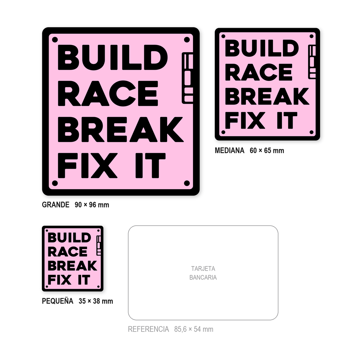 Los tres tamaños de la pegatina Build Race Rosa juntos y a escala real: 35 × 38 mm, 60 × 65 mm y 90 × 96 mm, con una tarjeta bancaria de 85,6 × 54 mm al lado para comparar.