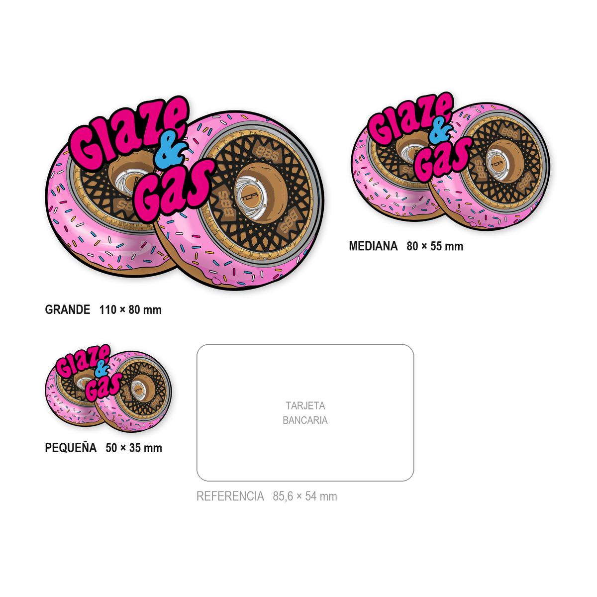 Los tres tamaños de la pegatina Glaze and Gas Doble juntos y a escala real: 50 × 35 mm, 80 × 55 mm y 110 × 80 mm, con una tarjeta bancaria de 85,6 × 54 mm al lado para comparar.