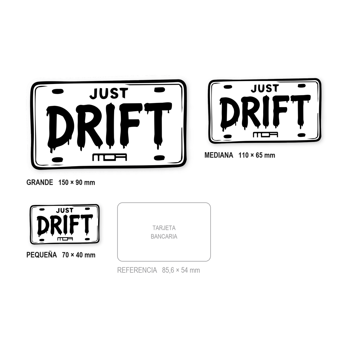Los tres tamaños de la pegatina Just Drift juntos y a escala real: 70 × 40 mm, 110 × 65 mm y 150 × 90 mm, con una tarjeta bancaria de 85,6 × 54 mm al lado para comparar.