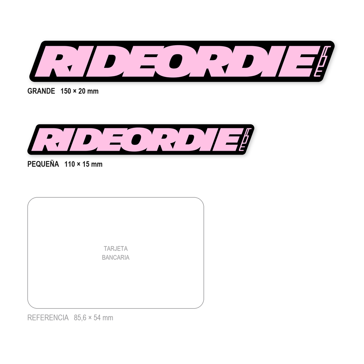 Los dos tamaños de la pegatina Ride or Die Rosa juntos y a escala real: 110 × 15 mm y 150 × 20 mm, con una tarjeta bancaria de 85,6 × 54 mm al lado para comparar.