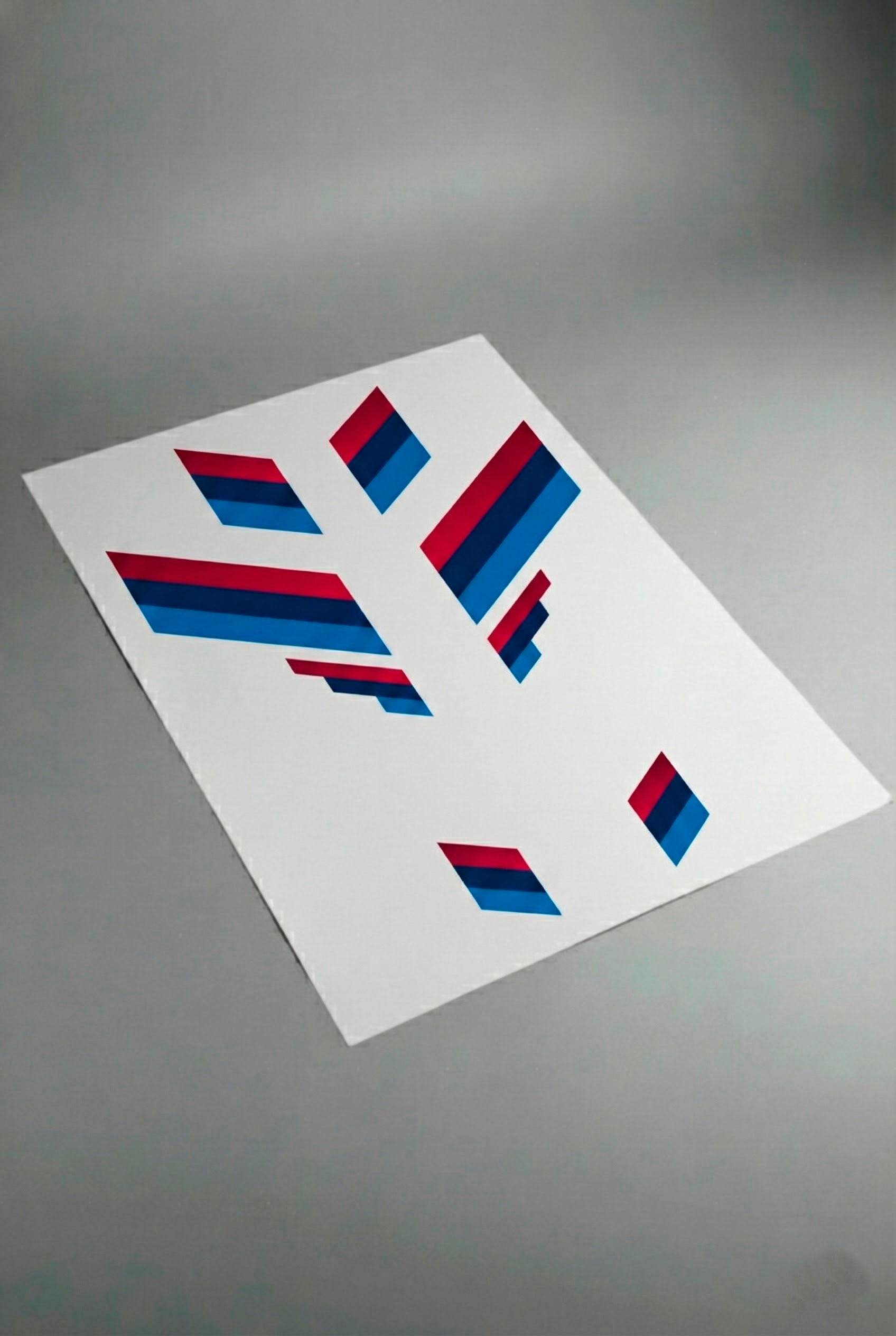 Pliego de vinilos adhesivos precortados con el diseño Dynamic Gradient para BMW. El vinilo incorpora un efecto degradado desde la opacidad hasta la transparencia, listo para ser aplicado por el cliente. Material de larga duración y resistencia a la intemperie.