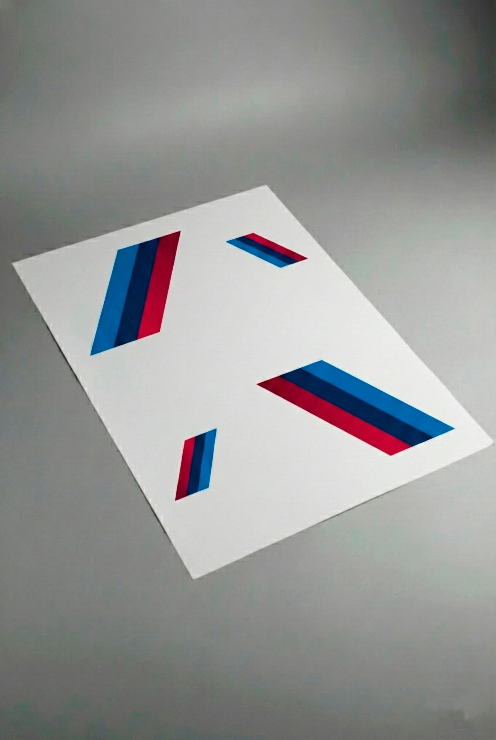 Pliego de vinilos adhesivos precortados con el diseño de olas y franjas para el Kit Racing Waves de BMW. Este vinilo de alta resistencia y flexibilidad está listo para su envío y auto-instalación en los paneles laterales del vehículo.