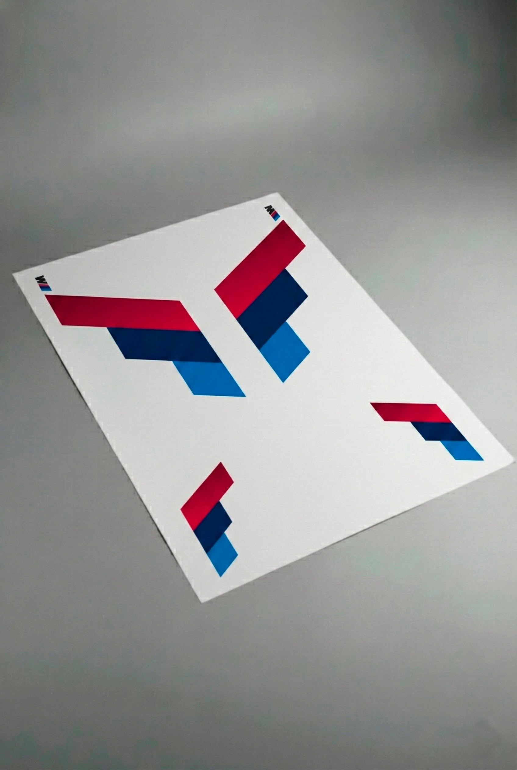 Pliego de vinilos adhesivos precortados con el diseño Tri-Color para el capó y el techo de BMW. Este vinilo de alta resistencia a los rayos UV y la intemperie está listo para el envío y la aplicación por parte del cliente.