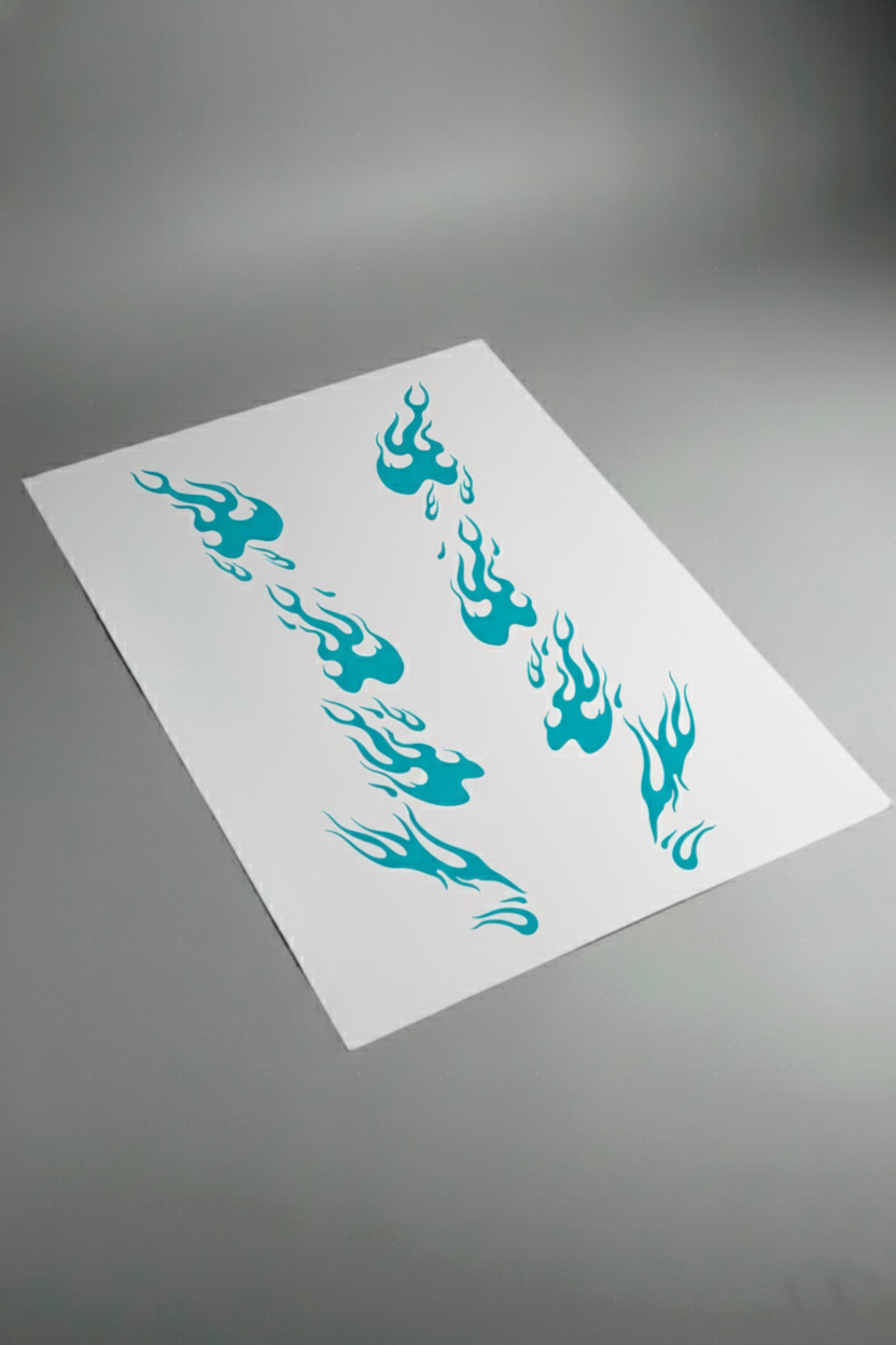 Pliego de vinilos de alta calidad que componen el kit Llamas Azules Racing. Muestra las secciones de diseño de flamas en color azul brillante listas para instalar.