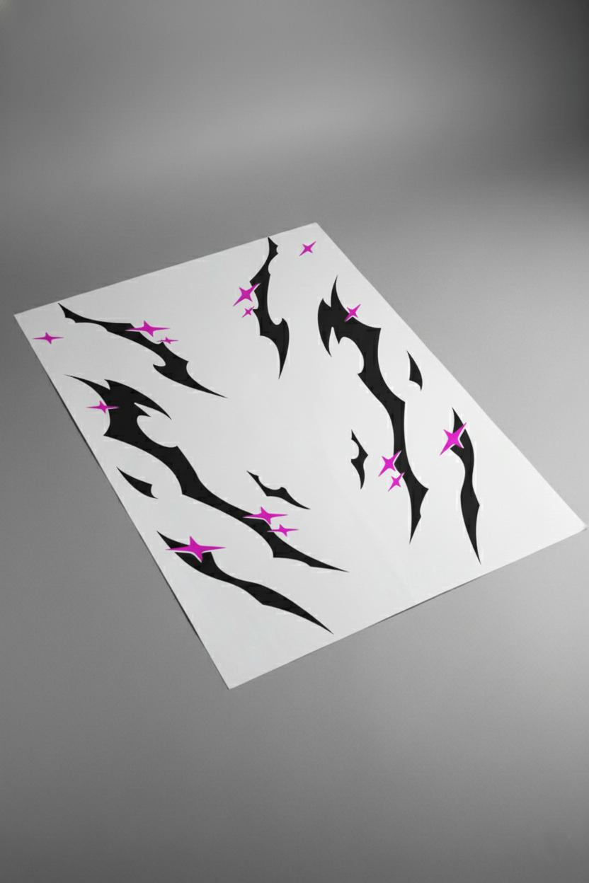 Pliego de vinilos del kit Tribal Stars Mini en negro, mostrando la disposición de las estrellas y patrones tribales pequeños. Producto físico para coche.