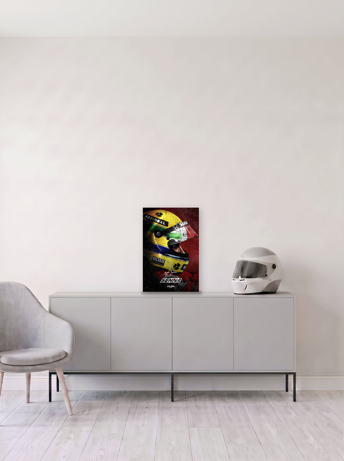 Poster del casco de Ayrton Senna sobre fondo rojo, en medida 33,3 x 50 cm, apoyado sobre un aparador gris junto a un casco de competicion, decoracion racing de MOA-Grafics.