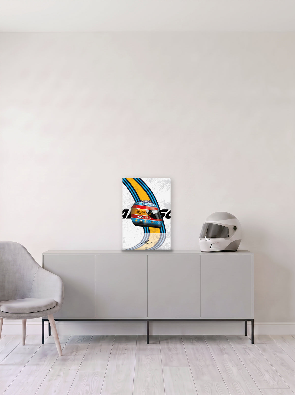 Poster del casco de Fernando Alonso campeon en 2005 sobre fondo blanco, en medida 33,3 x 50 cm, apoyado sobre un aparador gris junto a un casco de competicion, decoracion racing de MOA-Grafics.