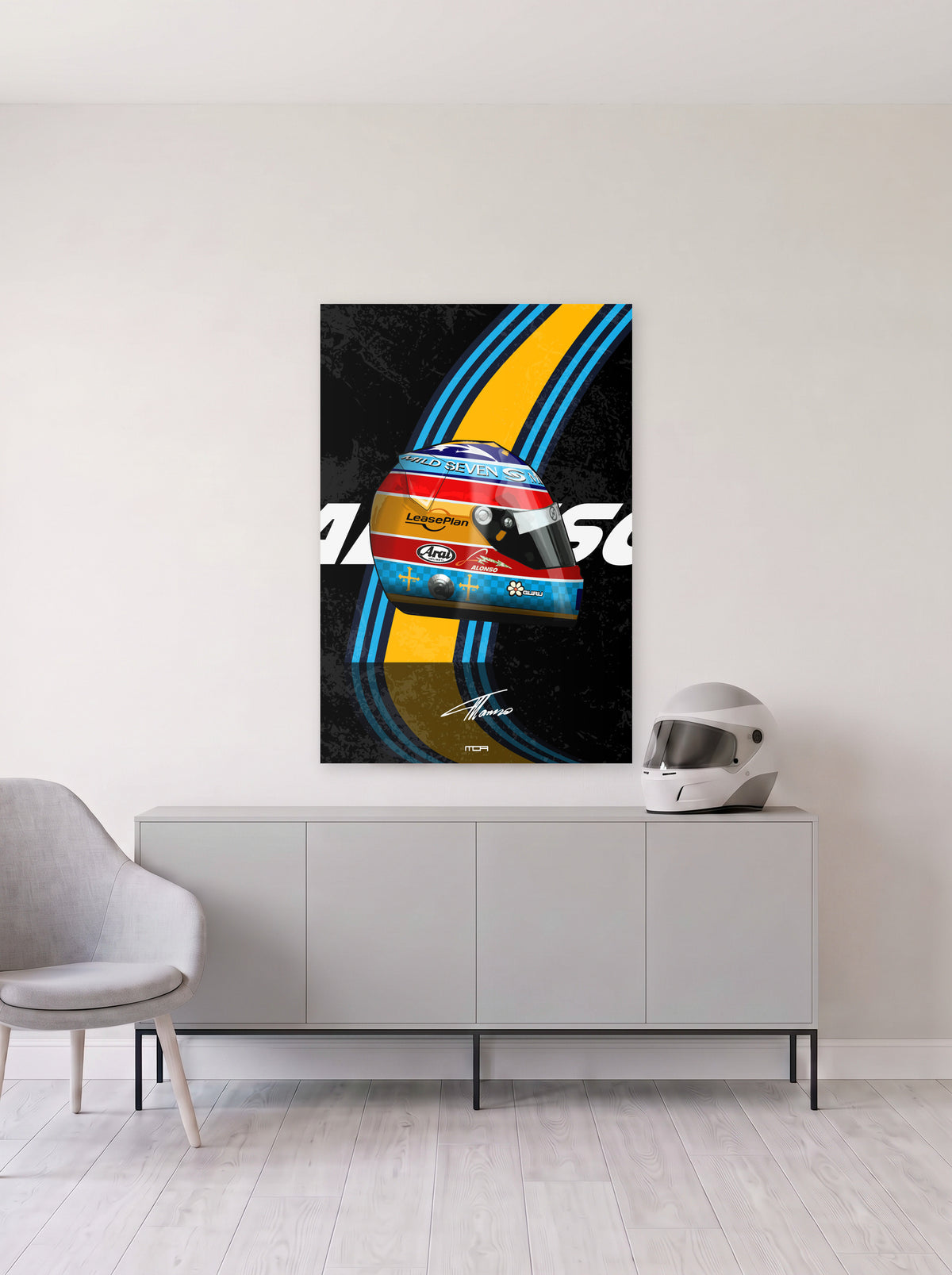 Poster del casco de Fernando Alonso campeon en 2005 sobre fondo negro, colgado en la pared clara de un salon, sobre un aparador gris con un casco de competicion al lado, decoracion racing de MOA-Grafics.