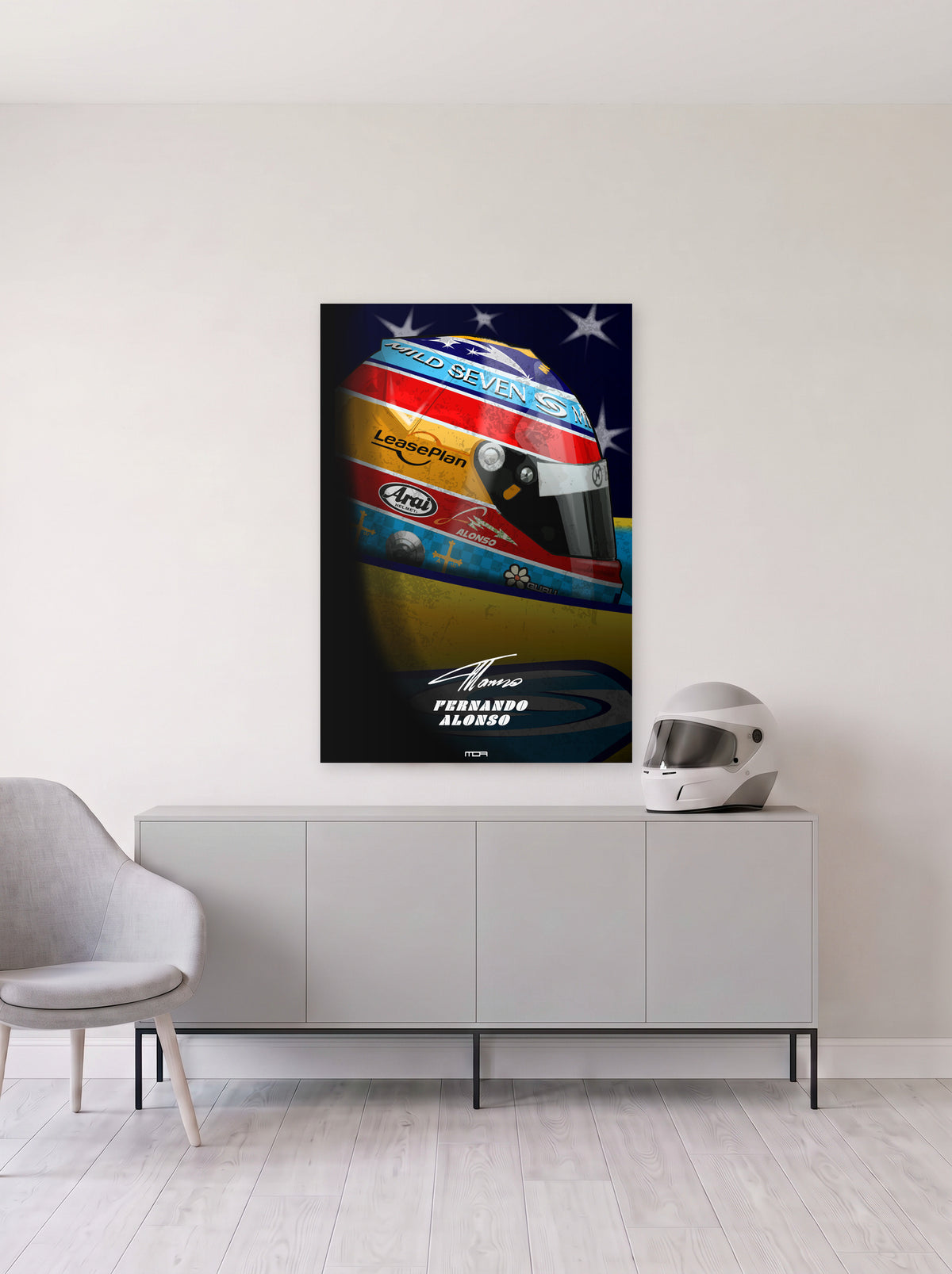 Poster del casco de Fernando Alonso sobre fondo azul con estrellas y su nombre completo, colgado en la pared clara de un salon, sobre un aparador gris con un casco de competicion al lado, decoracion racing de MOA-Grafics.