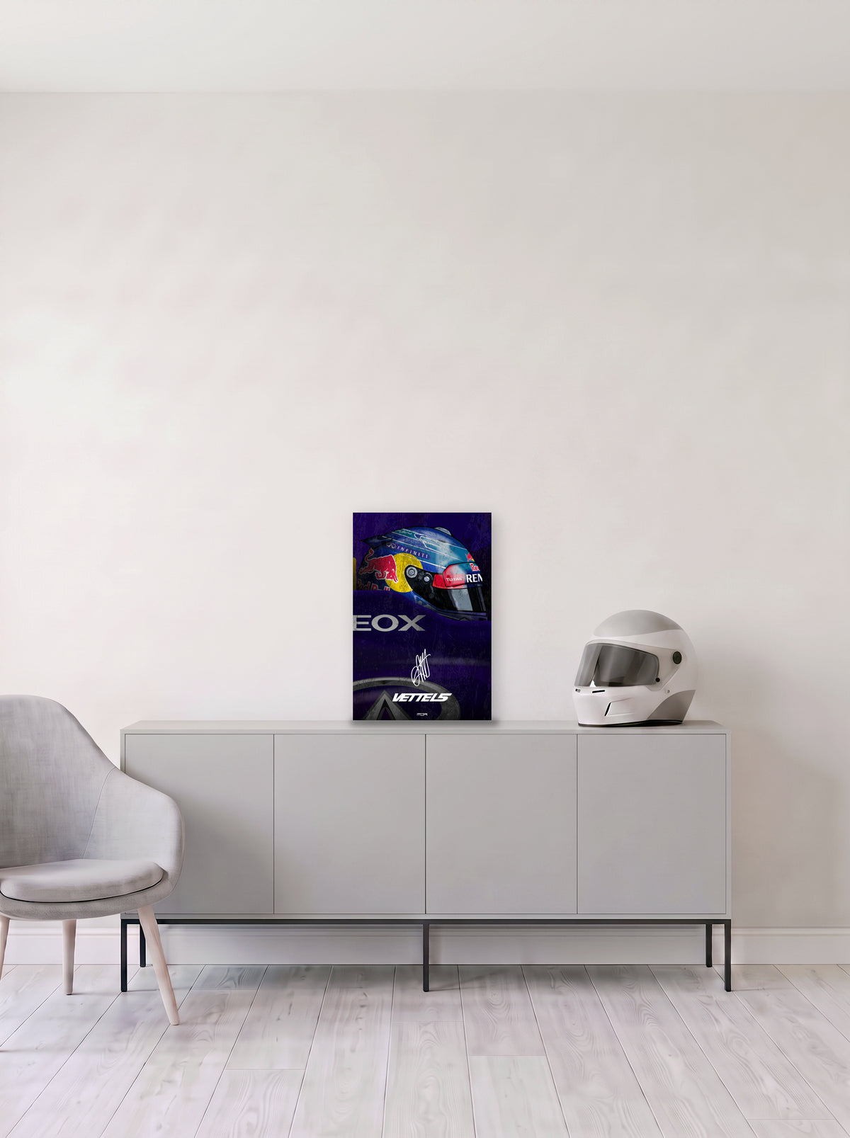 Poster del casco de Sebastian Vettel sobre fondo azul, en medida 33,3 x 50 cm, apoyado sobre un aparador gris junto a un casco de competicion, decoracion racing de MOA-Grafics.