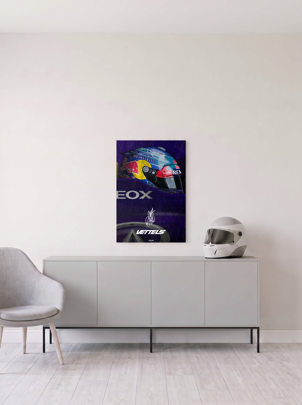 Poster del casco de Sebastian Vettel sobre fondo azul, en medida 46,7 x 70 cm, colgado en la pared clara de un salon, sobre un aparador gris con un casco de competicion al lado, decoracion racing de MOA-Grafics.
