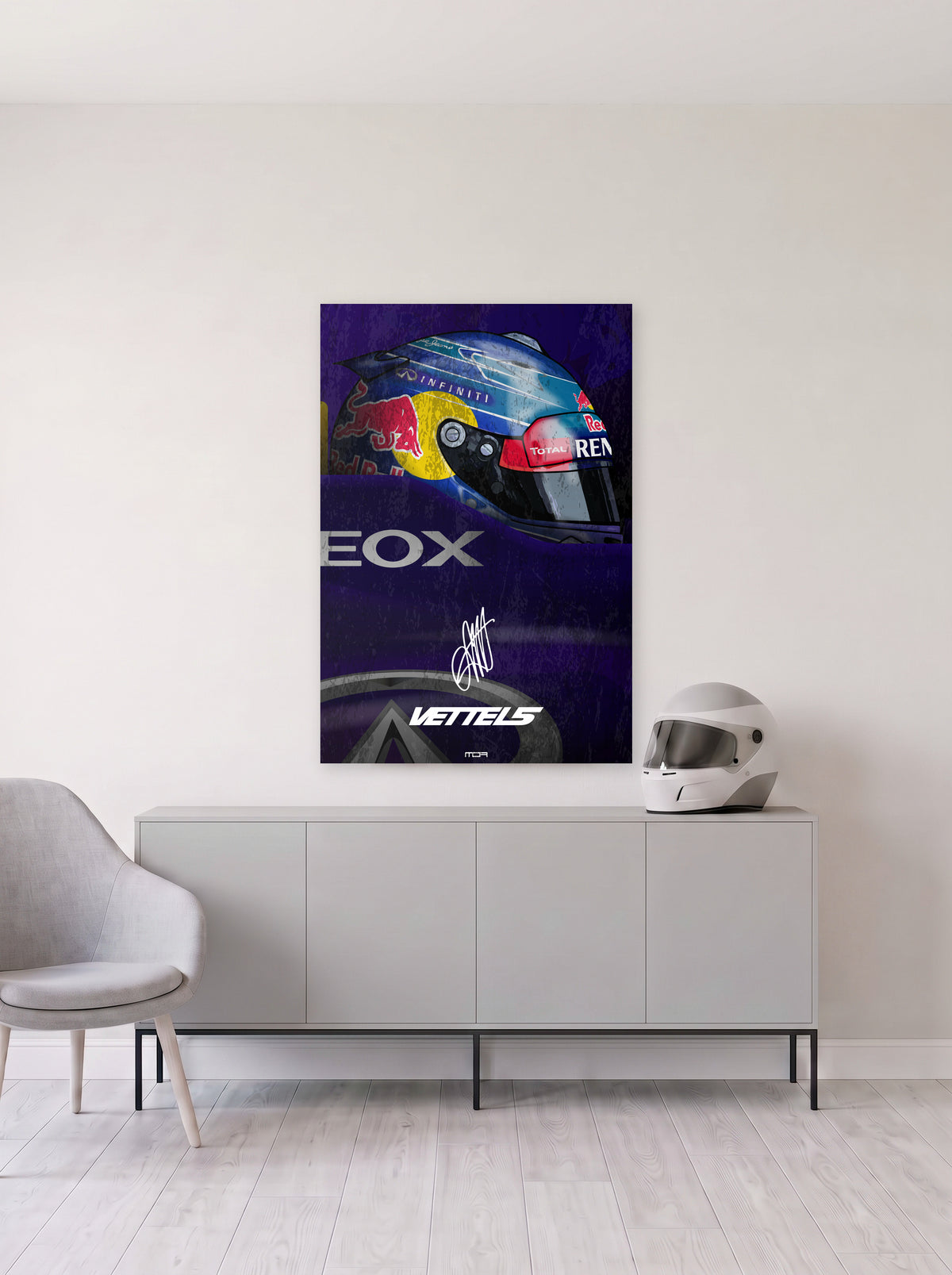 Poster del casco de Sebastian Vettel sobre fondo azul, colgado en la pared clara de un salon, sobre un aparador gris con un casco de competicion al lado, decoracion racing de MOA-Grafics.