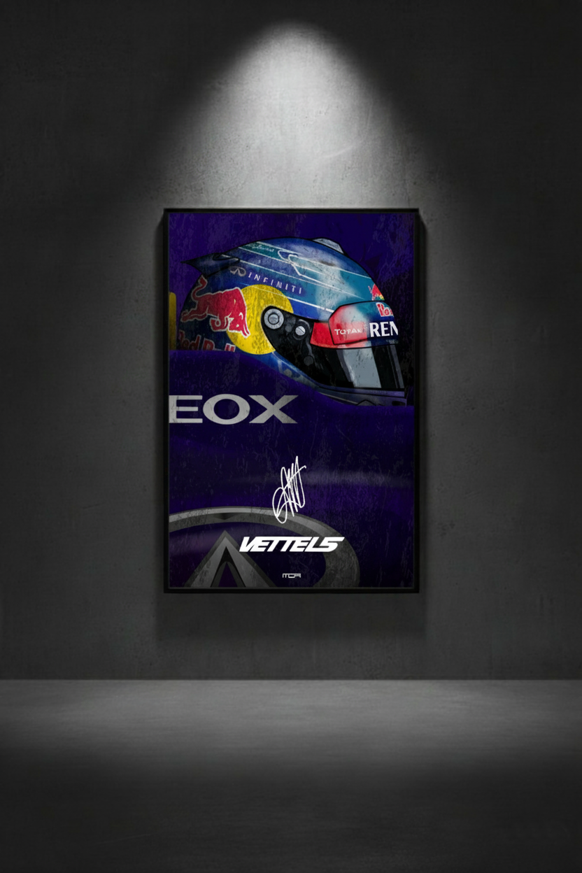 Póster enmarcado del casco de Sebastian Vettel en una pared oscura, una pieza de decoración racing para un salón moderno de MOA-Grafics.