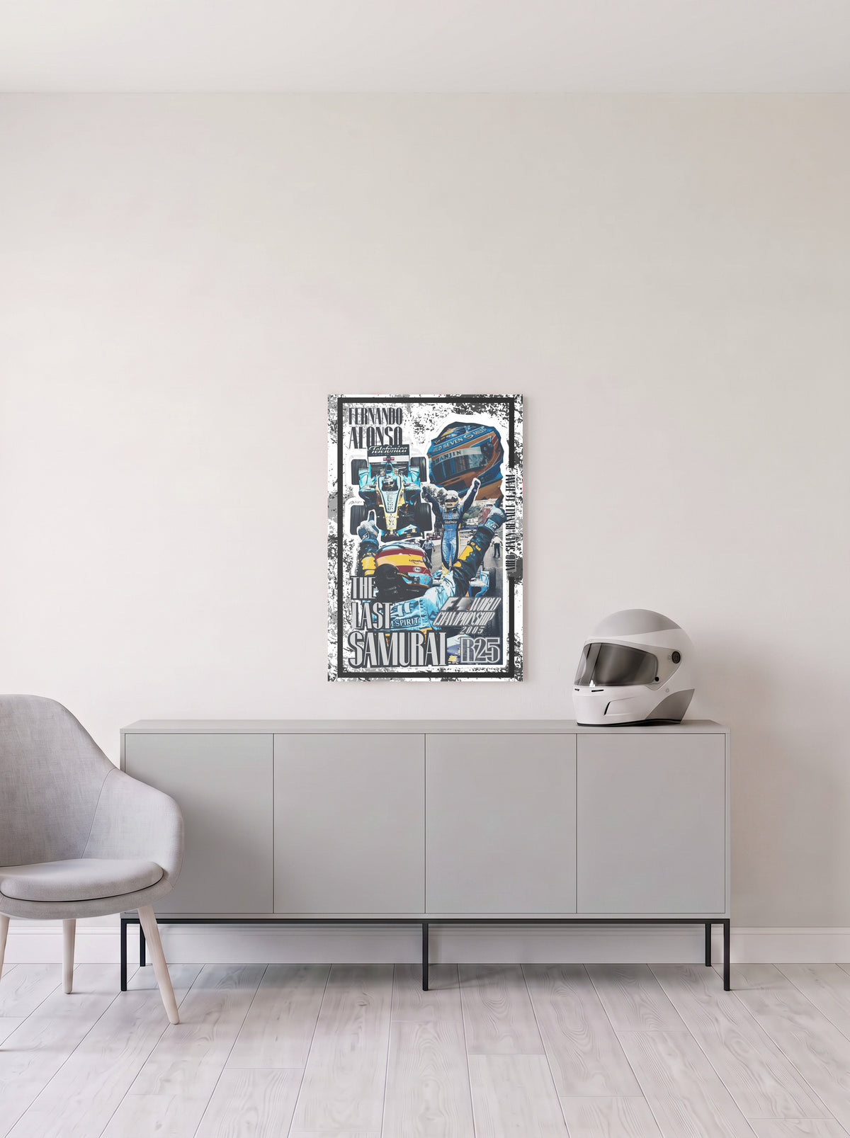 Poster The Last Samurai de Fernando Alonso con el R25 de 2005 en un collage retro enmarcado, en medida 46,7 x 70 cm, colgado en la pared clara de un salon, sobre un aparador gris con un casco de competicion al lado, decoracion racing de MOA-Grafics.