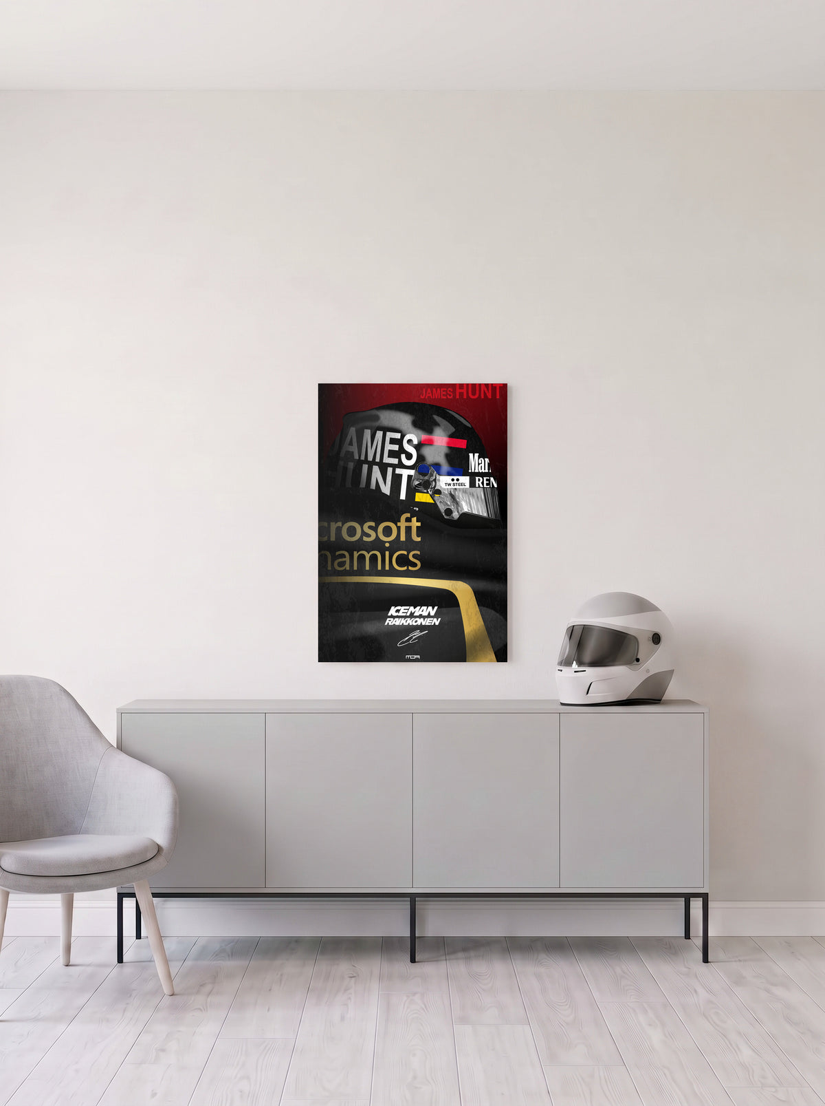Poster tributo a Kimi Raikkonen y James Hunt sobre fondo rojo, en medida 46,7 x 70 cm, colgado en la pared clara de un salon, sobre un aparador gris con un casco de competicion al lado, decoracion racing de MOA-Grafics.