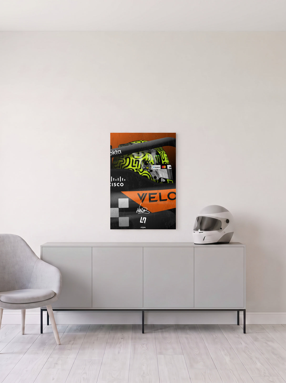 Poster del casco de Lando Norris asomando del cockpit del McLaren, en medida 46,7 x 70 cm, colgado en la pared clara de un salon, sobre un aparador gris con un casco de competicion al lado, decoracion racing de MOA-Grafics.