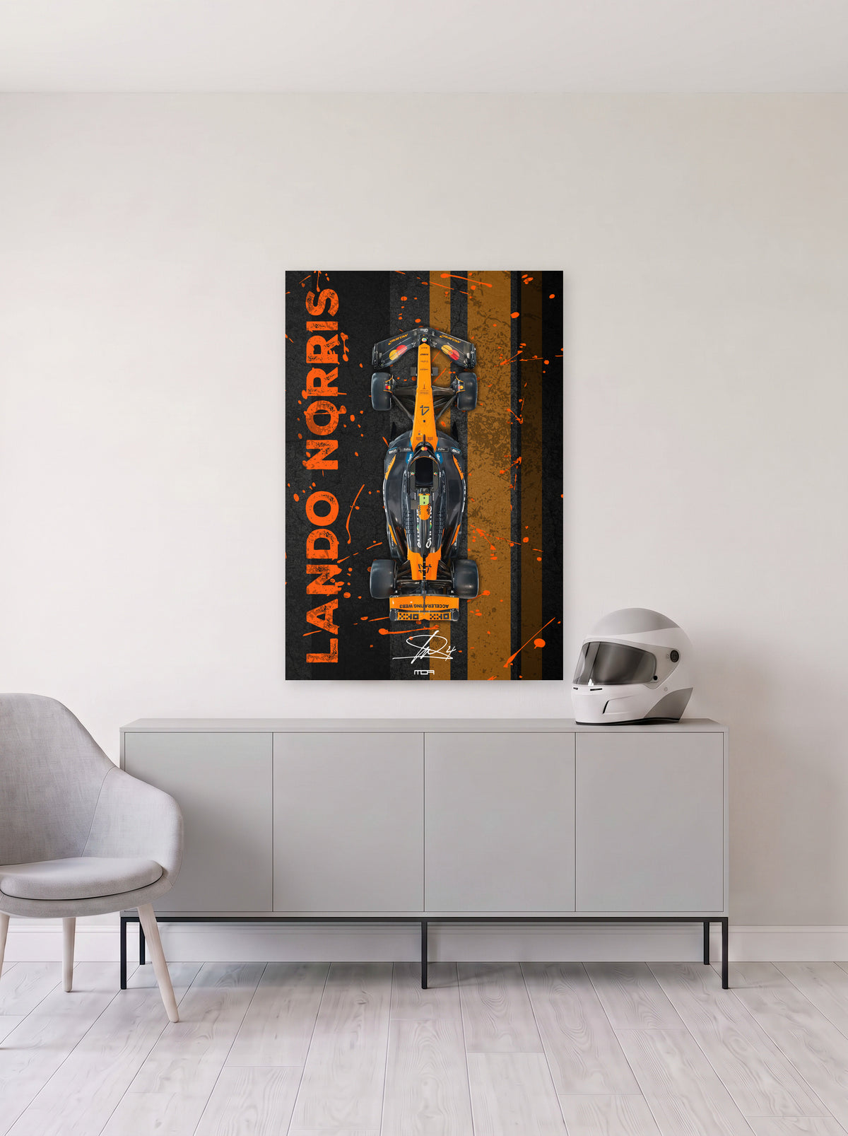 Poster del McLaren de Lando Norris con su nombre en vertical sobre franjas naranjas, colgado en la pared clara de un salon, sobre un aparador gris con un casco de competicion al lado, decoracion racing de MOA-Grafics.