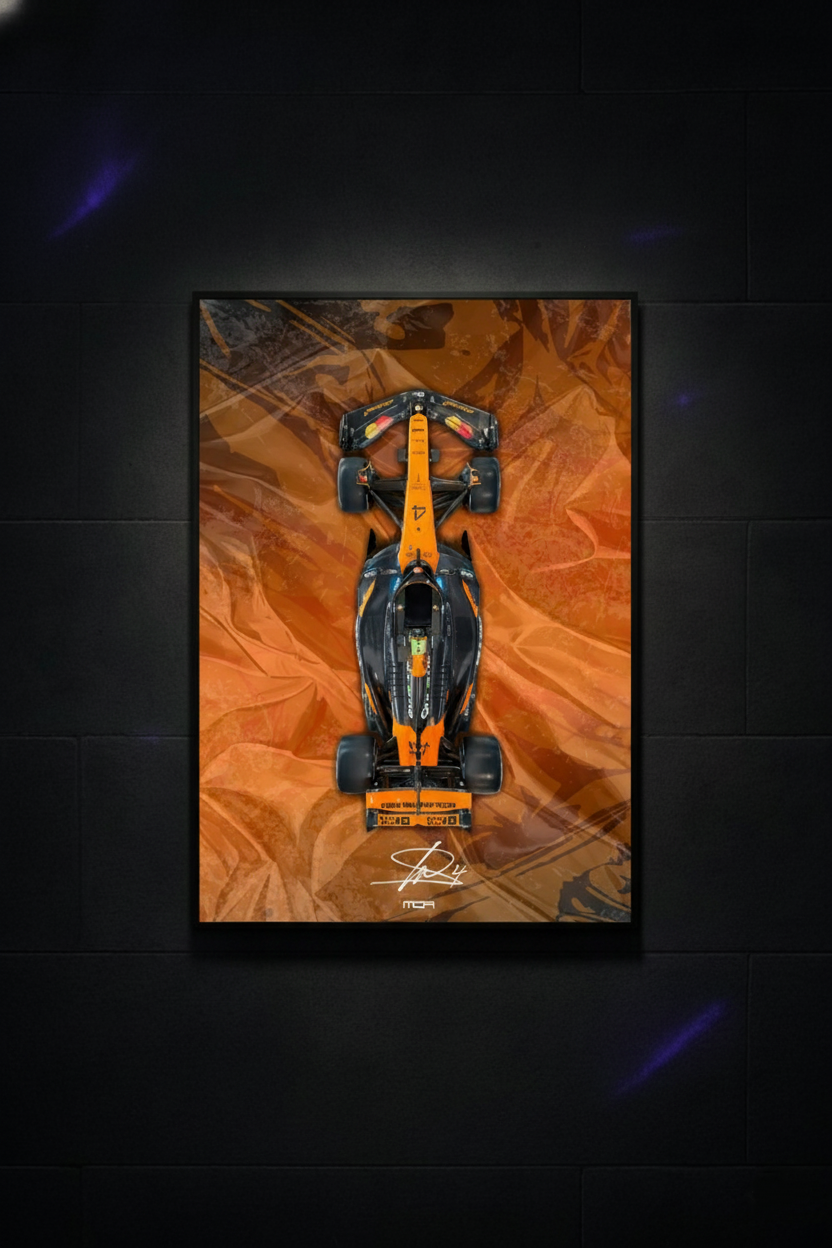 Póster enmarcado del McLaren F1 de Lando Norris (V3) en una pared oscura, una pieza de decoración racing para un salón por MOA-Grafics.