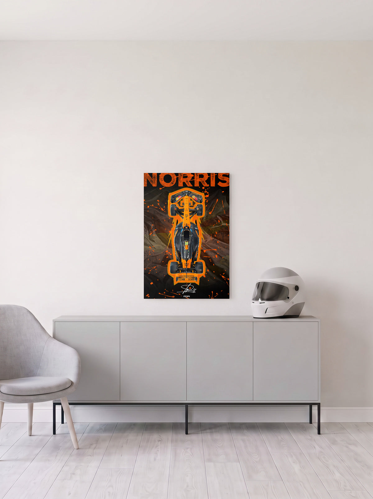 Poster del McLaren de Lando Norris con su apellido en grande y salpicaduras naranjas, en medida 46,7 x 70 cm, colgado en la pared clara de un salon, sobre un aparador gris con un casco de competicion al lado, decoracion racing de MOA-Grafics.