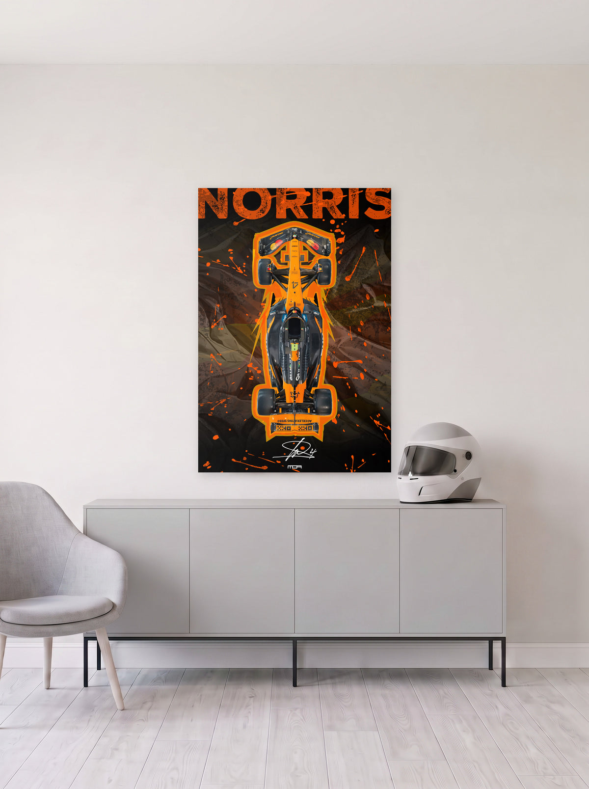 Poster del McLaren de Lando Norris con su apellido en grande y salpicaduras naranjas, colgado en la pared clara de un salon, sobre un aparador gris con un casco de competicion al lado, decoracion racing de MOA-Grafics.
