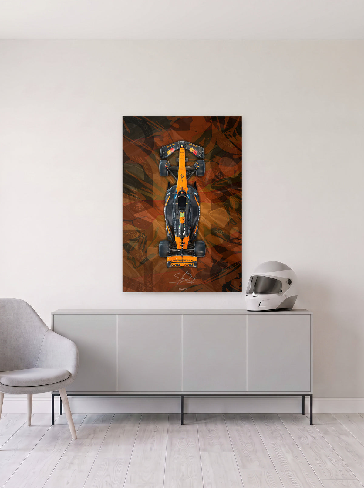 Poster del McLaren de Lando Norris visto desde arriba sobre fondo cobrizo, colgado en la pared clara de un salon, sobre un aparador gris con un casco de competicion al lado, decoracion racing de MOA-Grafics.
