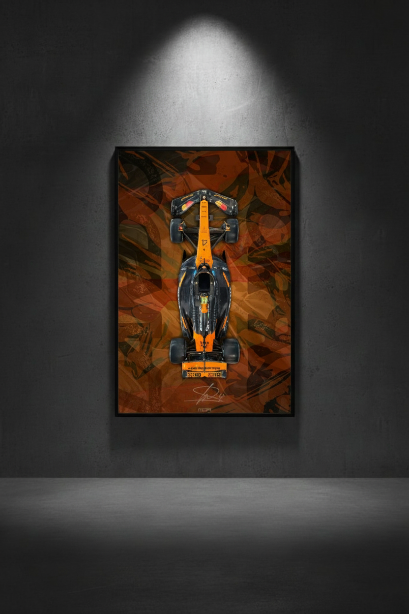Póster enmarcado del F1 McLaren de Lando Norris en una pared oscura, una pieza de decoración racing para un salón por MOA-Grafics.