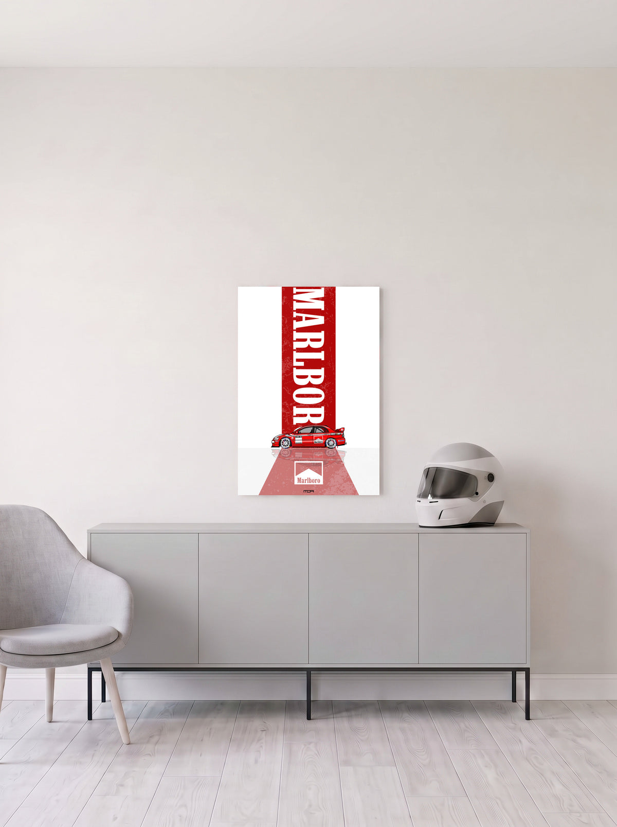 Poster del Mitsubishi Lancer Evolution con la decoracion Marlboro sobre fondo blanco, en medida 46,7 x 70 cm, colgado en la pared clara de un salon, sobre un aparador gris con un casco de competicion al lado, decoracion racing de MOA-Grafics.