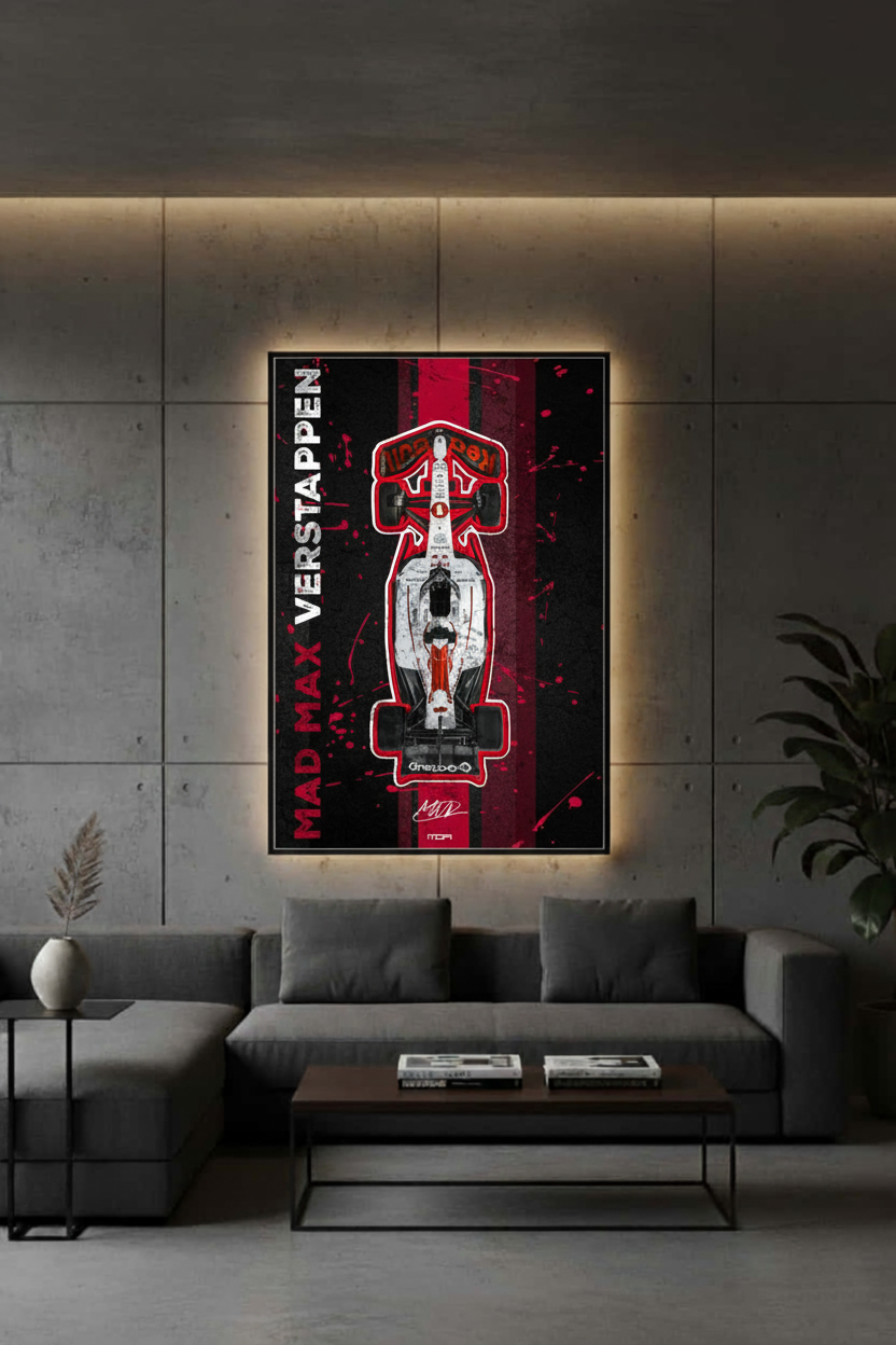 Póster enmarcado del F1 "Mad Max" de Verstappen en una pared de cemento, una pieza de decoración racing para un salón por MOA-Grafics.