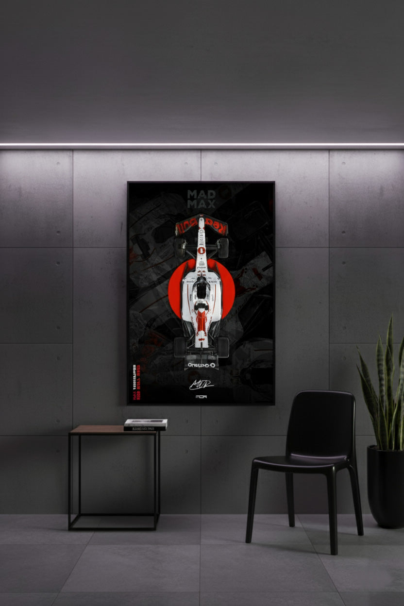 Póster enmarcado del F1 "Mad Max" de Verstappen (V5) en una pared de cemento, un diseño de decoración racing para un salón por MOA-Grafics.