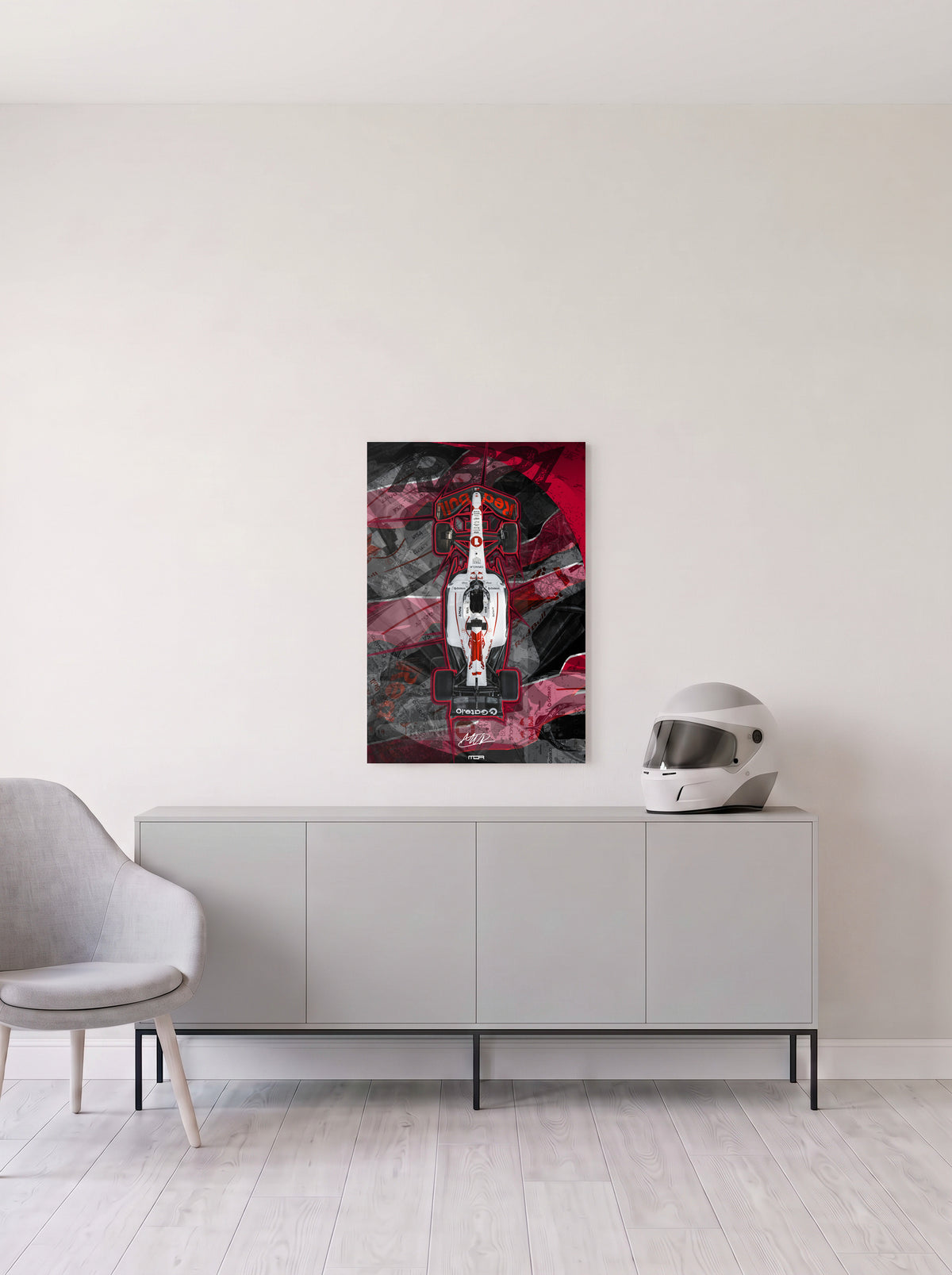 Poster del Red Bull de Max Verstappen perfilado en rojo sobre fondo de formas superpuestas, en medida 46,7 x 70 cm, colgado en la pared clara de un salon, sobre un aparador gris con un casco de competicion al lado, decoracion racing de MOA-Grafics.