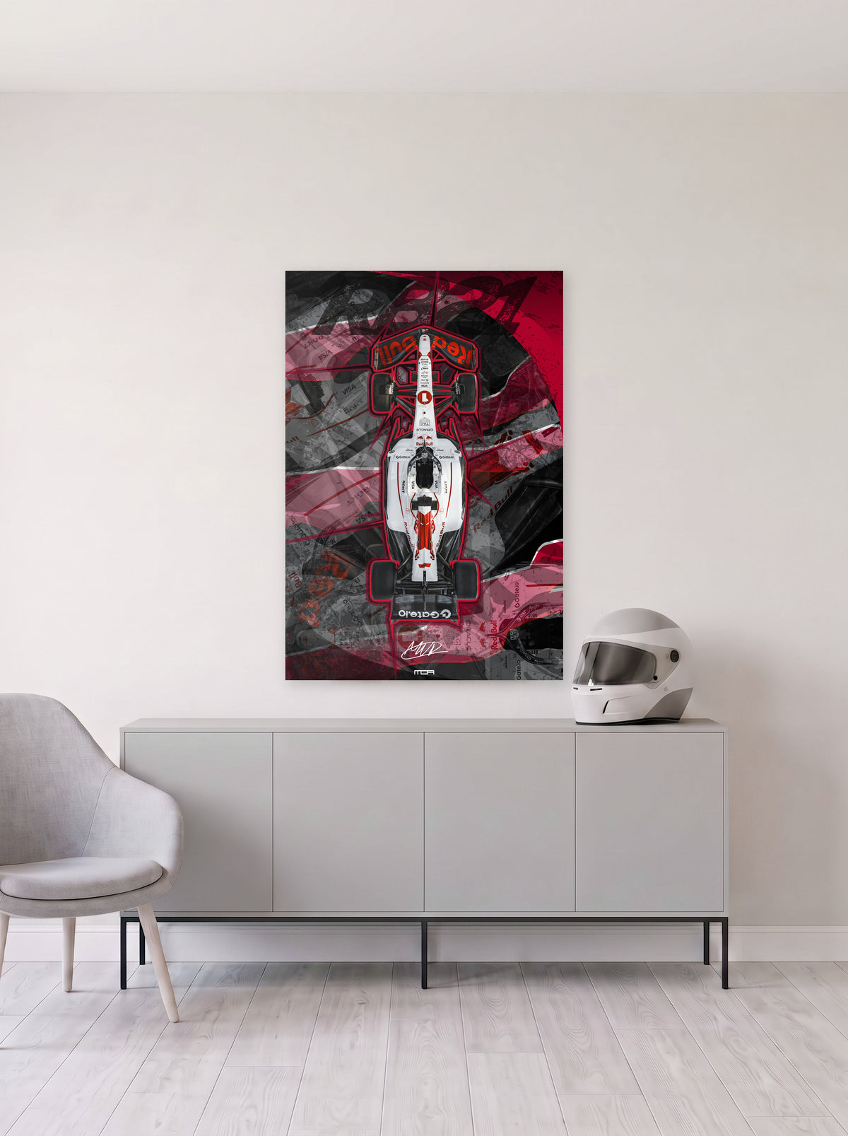 Poster del Red Bull de Max Verstappen perfilado en rojo sobre fondo de formas superpuestas, colgado en la pared clara de un salon, sobre un aparador gris con un casco de competicion al lado, decoracion racing de MOA-Grafics.