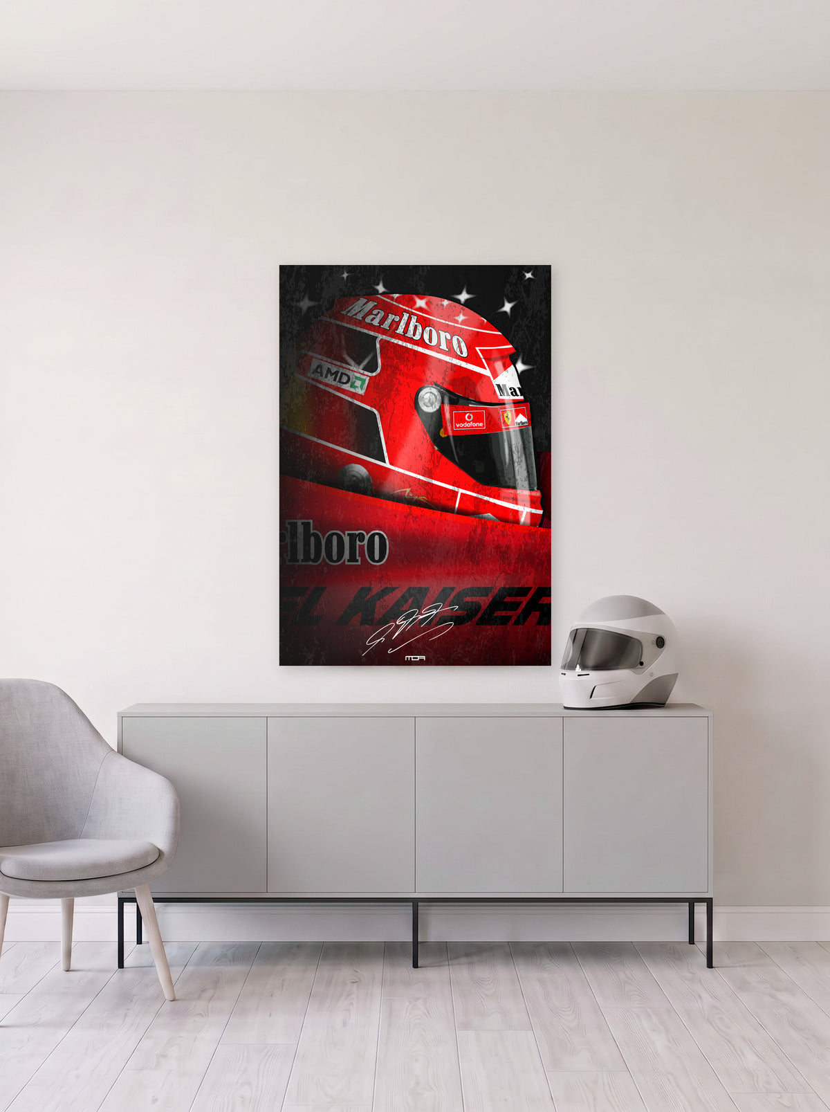 Poster del casco de Michael Schumacher con la librea de Ferrari, colgado en la pared clara de un salon, sobre un aparador gris con un casco de competicion al lado, decoracion racing de MOA-Grafics.