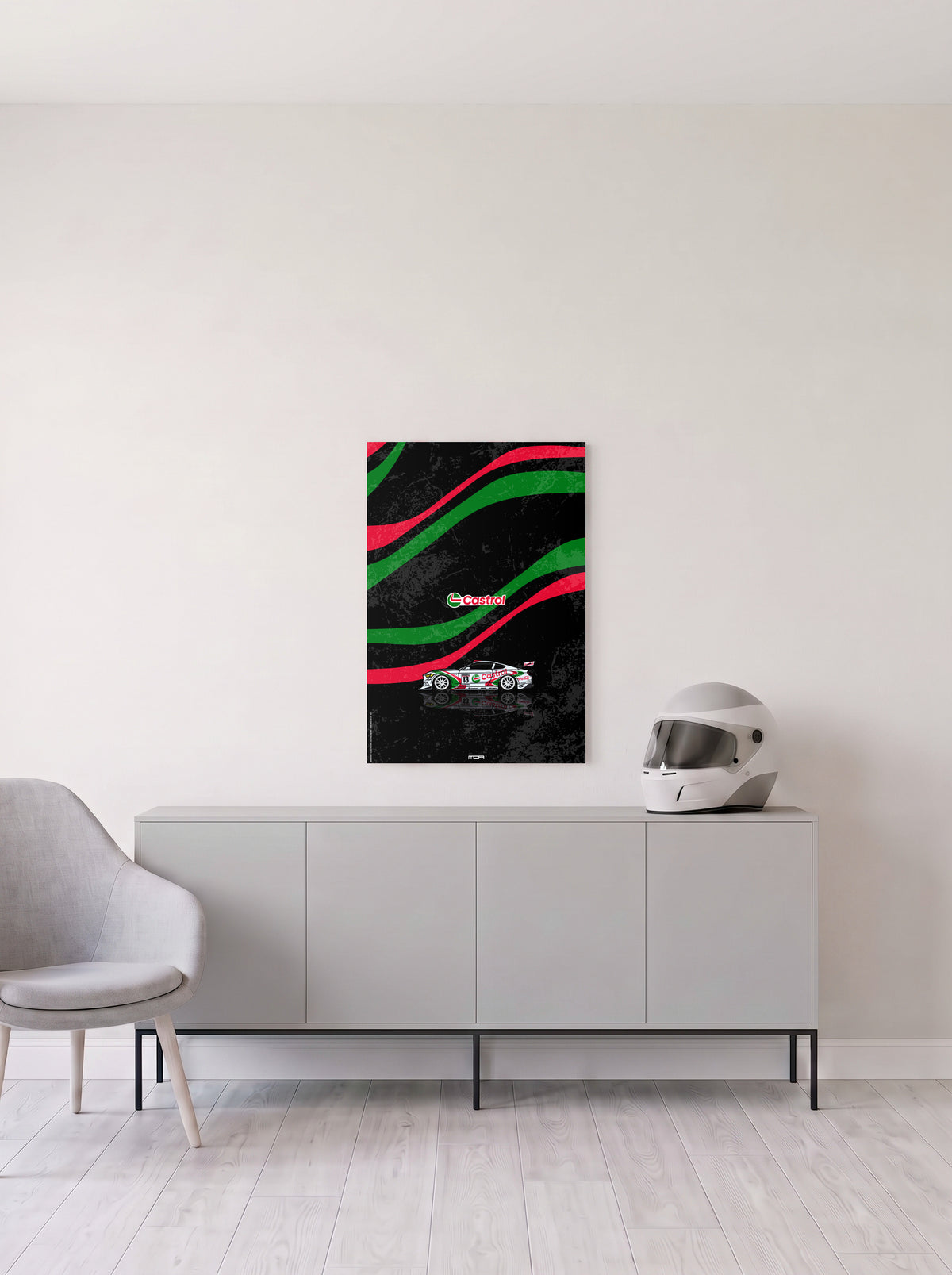 Poster del Ford Mustang con librea Castrol sobre fondo negro, en medida 46,7 x 70 cm, colgado en la pared clara de un salon, sobre un aparador gris con un casco de competicion al lado, decoracion racing de MOA-Grafics.