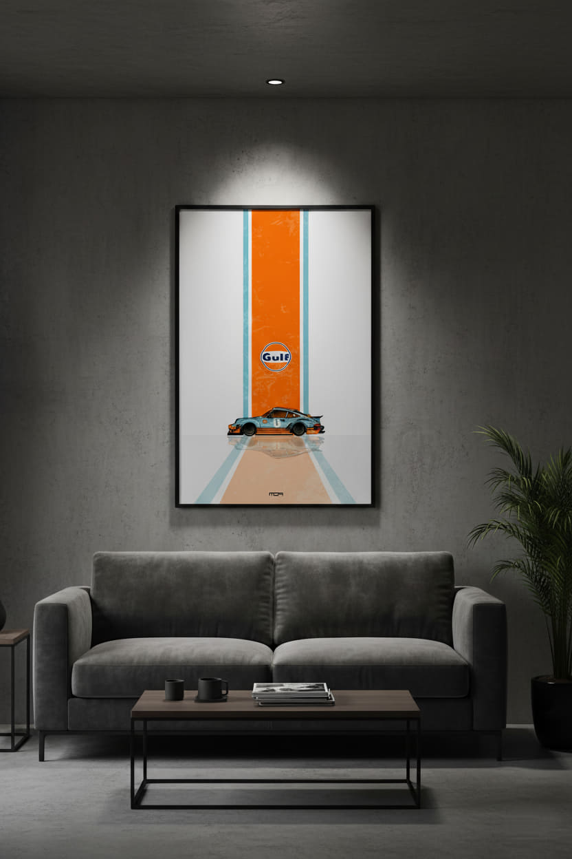 Póster enmarcado del Porsche 911 Gulf Racing en una pared de cemento, una pieza de decoración racing para un salón de MOA-Grafics.