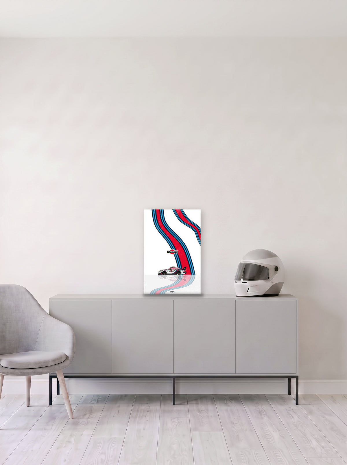Poster del Porsche 911 Martini Racing sobre fondo blanco, en medida 33,3 x 50 cm, apoyado sobre un aparador gris junto a un casco de competicion, decoracion racing de MOA-Grafics.