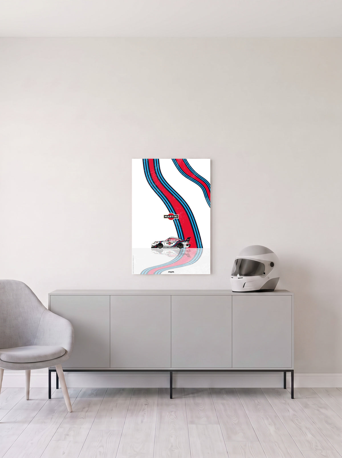 Poster del Porsche 911 Martini Racing sobre fondo blanco, en medida 46,7 x 70 cm, colgado en la pared clara de un salon, sobre un aparador gris con un casco de competicion al lado, decoracion racing de MOA-Grafics.